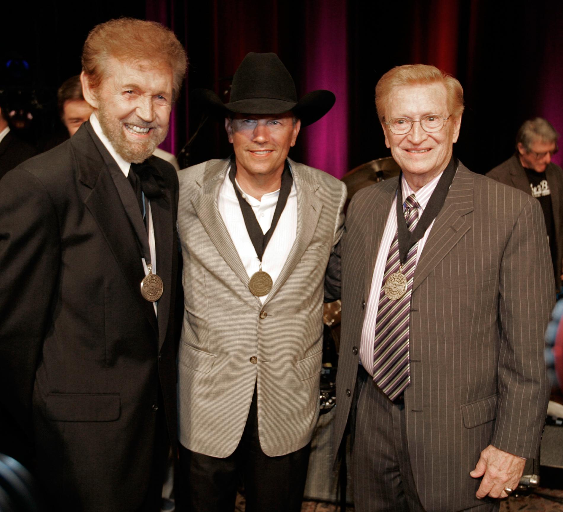 Sonny James (till vänster) tillsammans med George Strait och Harold Bradley visar upp sina Country Music Hall of Fame-medaljer 2007.