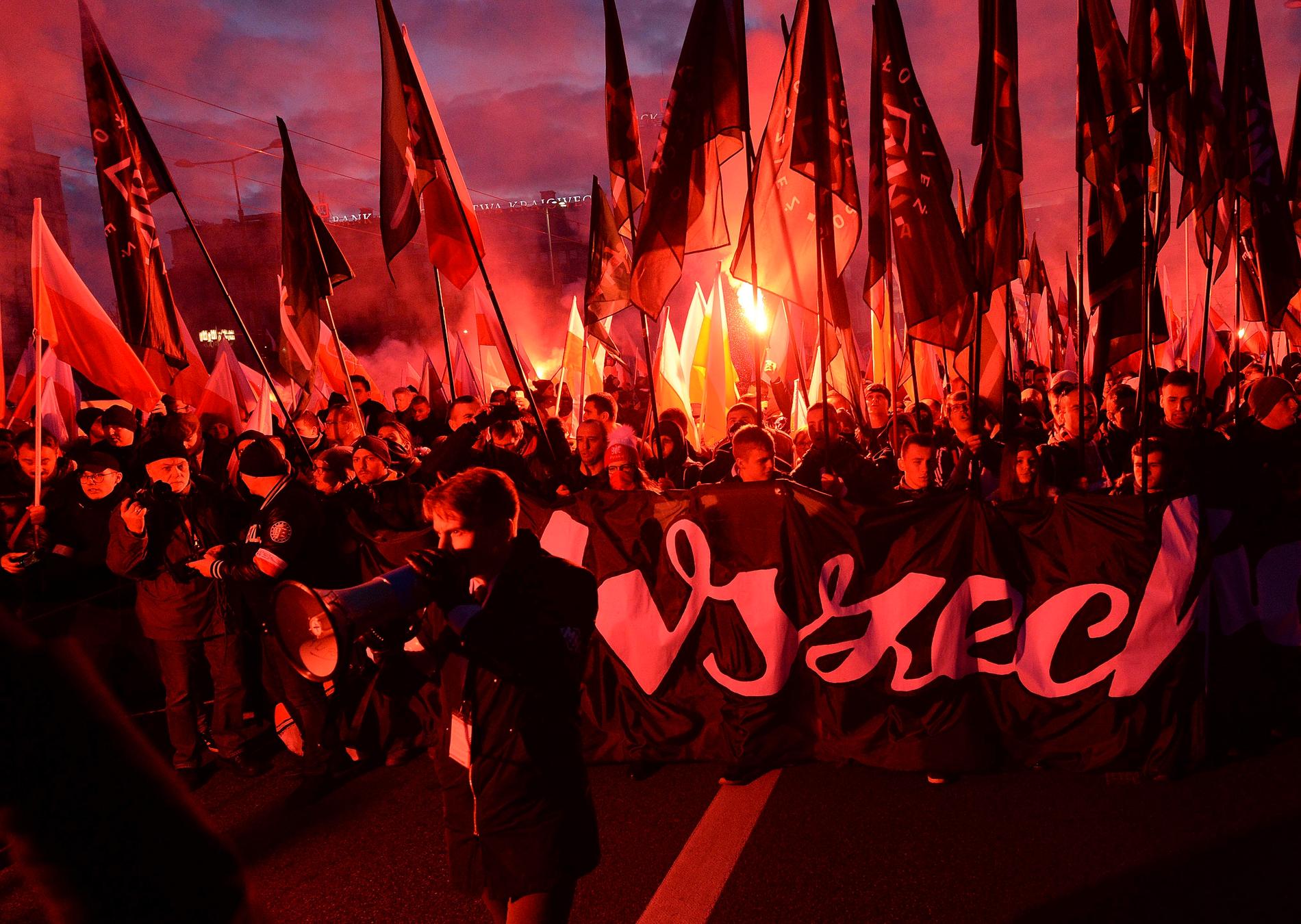 Tiotusentals människor deltog i den årliga marschen för att fira Polens självständighetsdag.