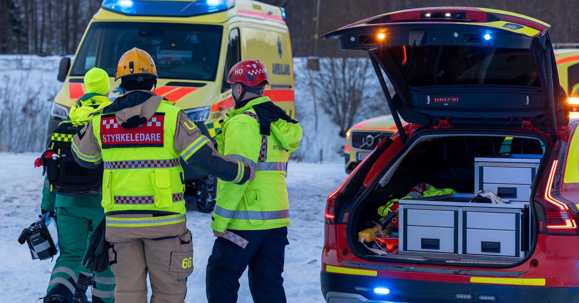 Räddningstjänst på plats vid olyckan utanför Uddevalla.