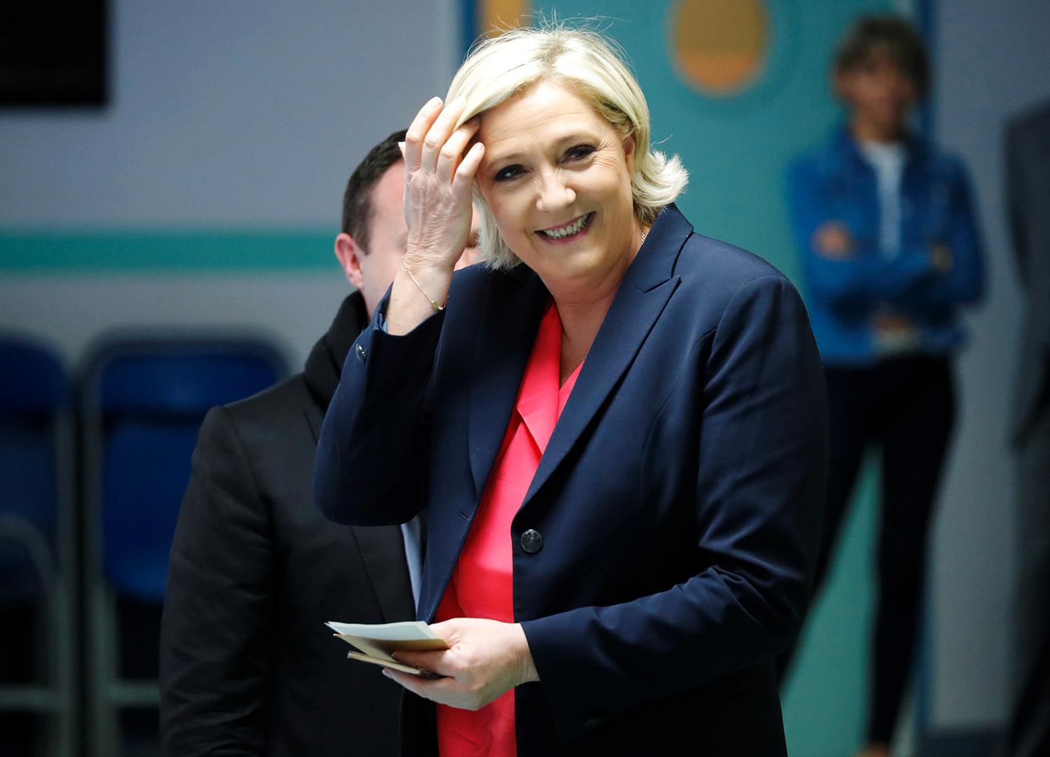 Le Pen i vallokalen vid Henin-Beaumont, Frankrike. 