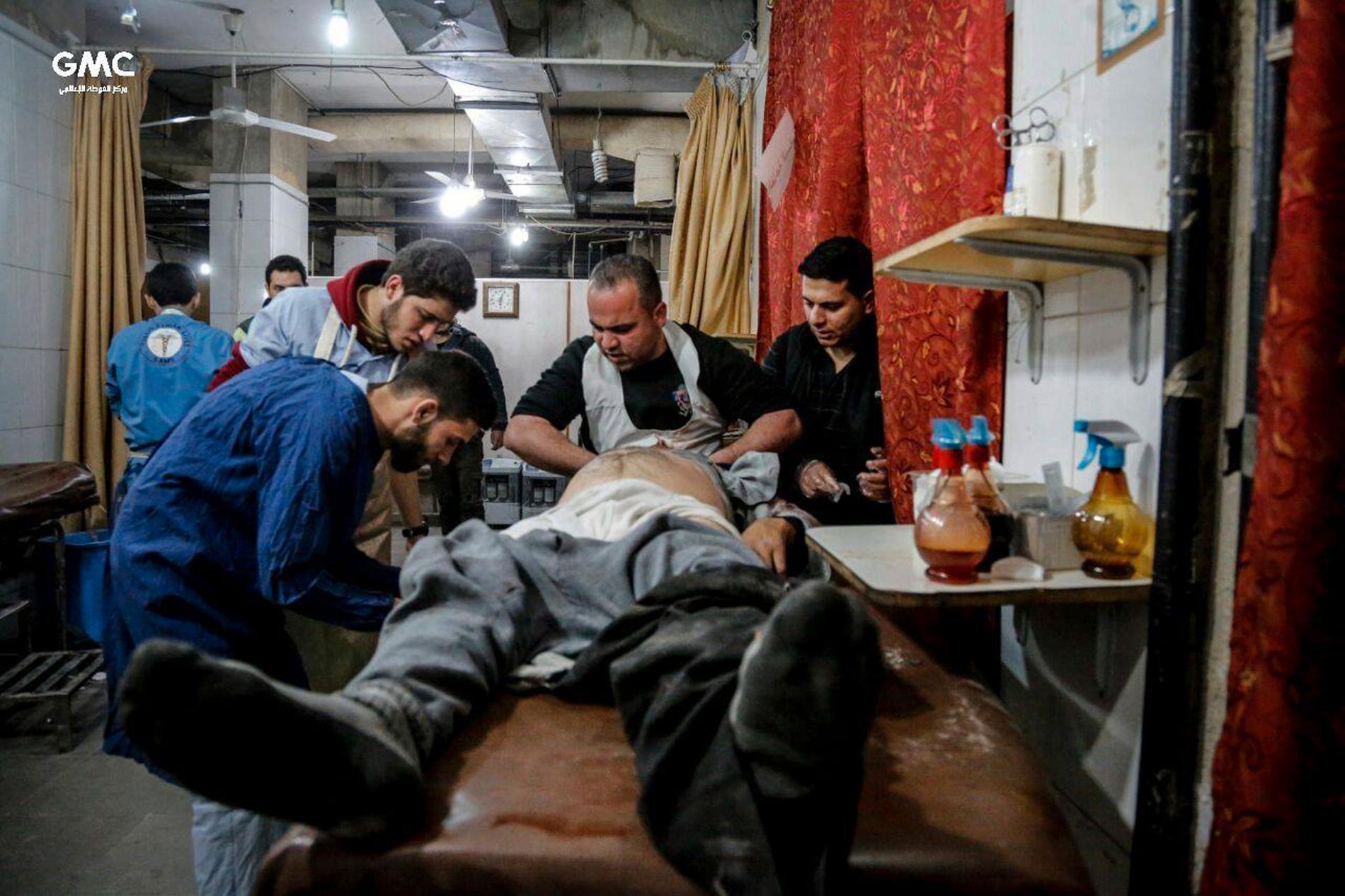 Sjukhusen i östra Ghouta har stängt på grund av attackerna. Här syns vårdpersonal ta hand om en skadad man på en provisorisk klinik. Bilden kommer från det regimkritiska aktivistnätverket Ghouta Media Center och distribueras av nyhetsbyrån AP.