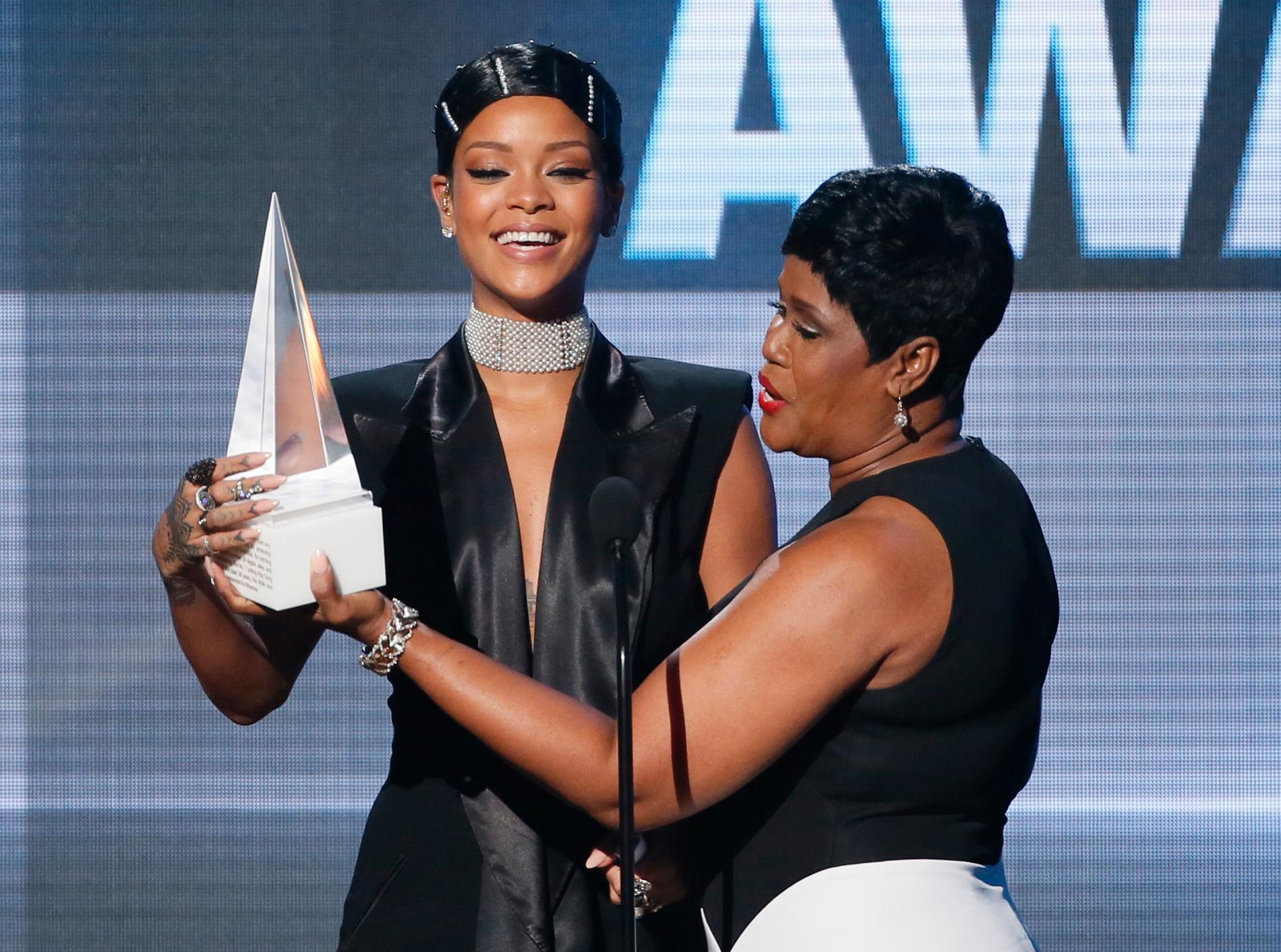 Rihannas mamma Monica Fenty delade ut pris till sin dotter.