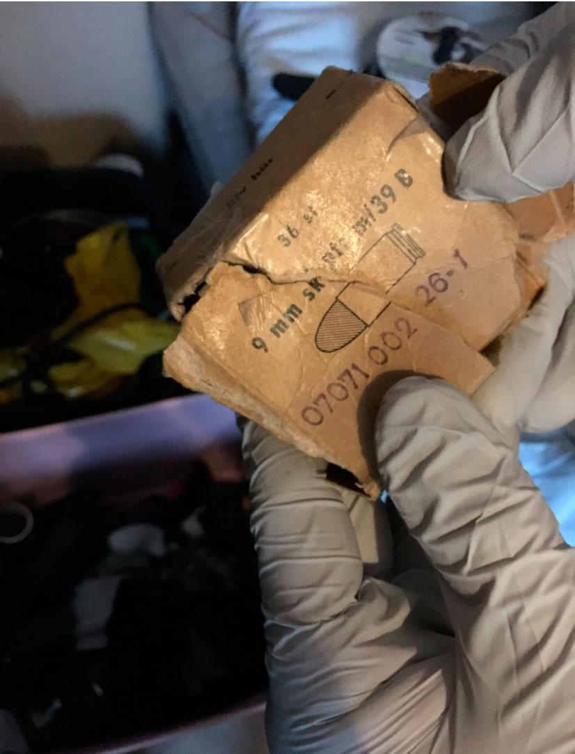 I ett av sovrummen hos 15-åringen hittade polisen en tom förpackning för ammunition.
