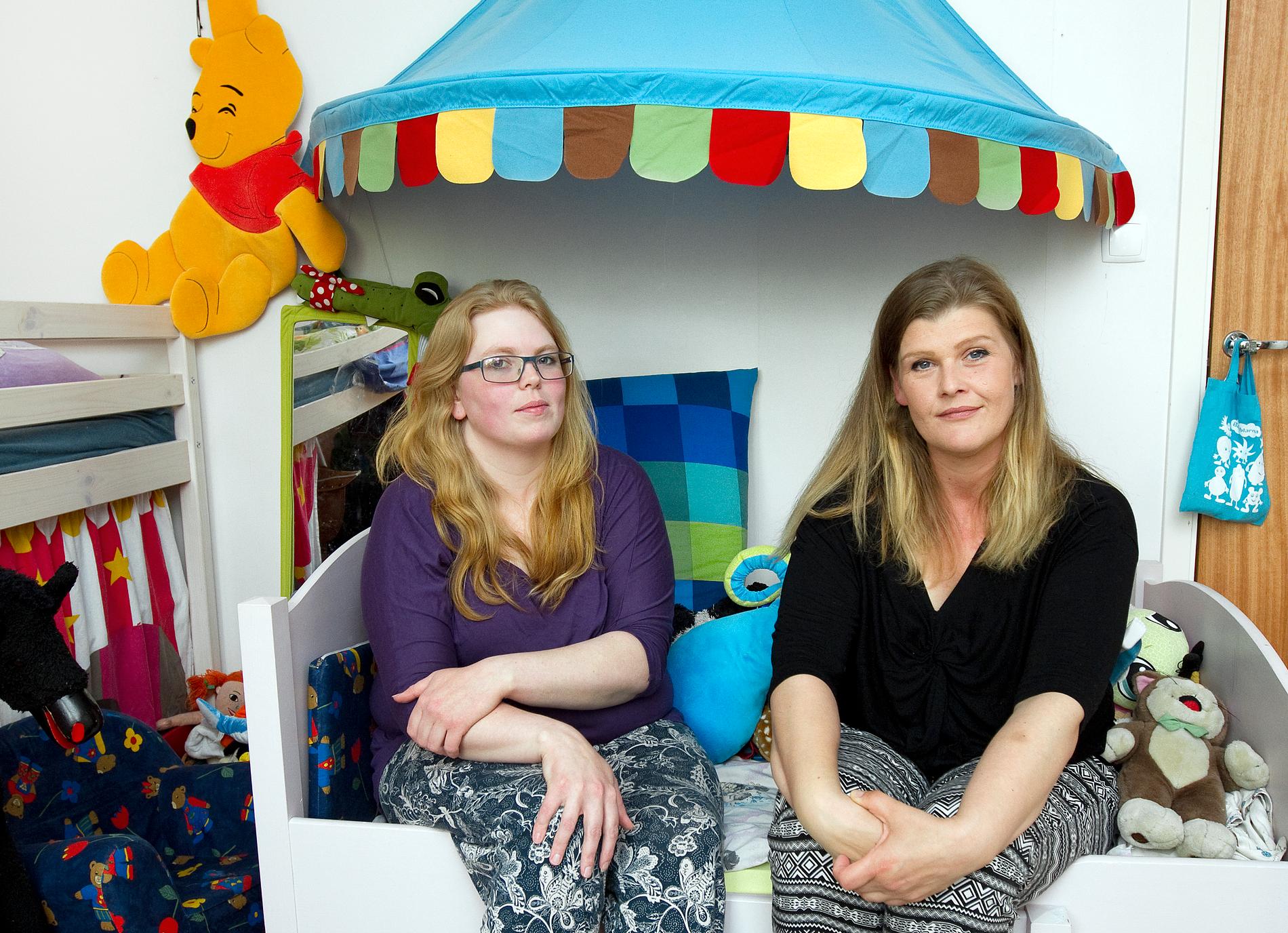 Camilla Löfdahl, till höger, är en av grundarna av Snöänglar. Hon växte själv upp med en ensamstående mamma och vet hur tufft det kan vara. 