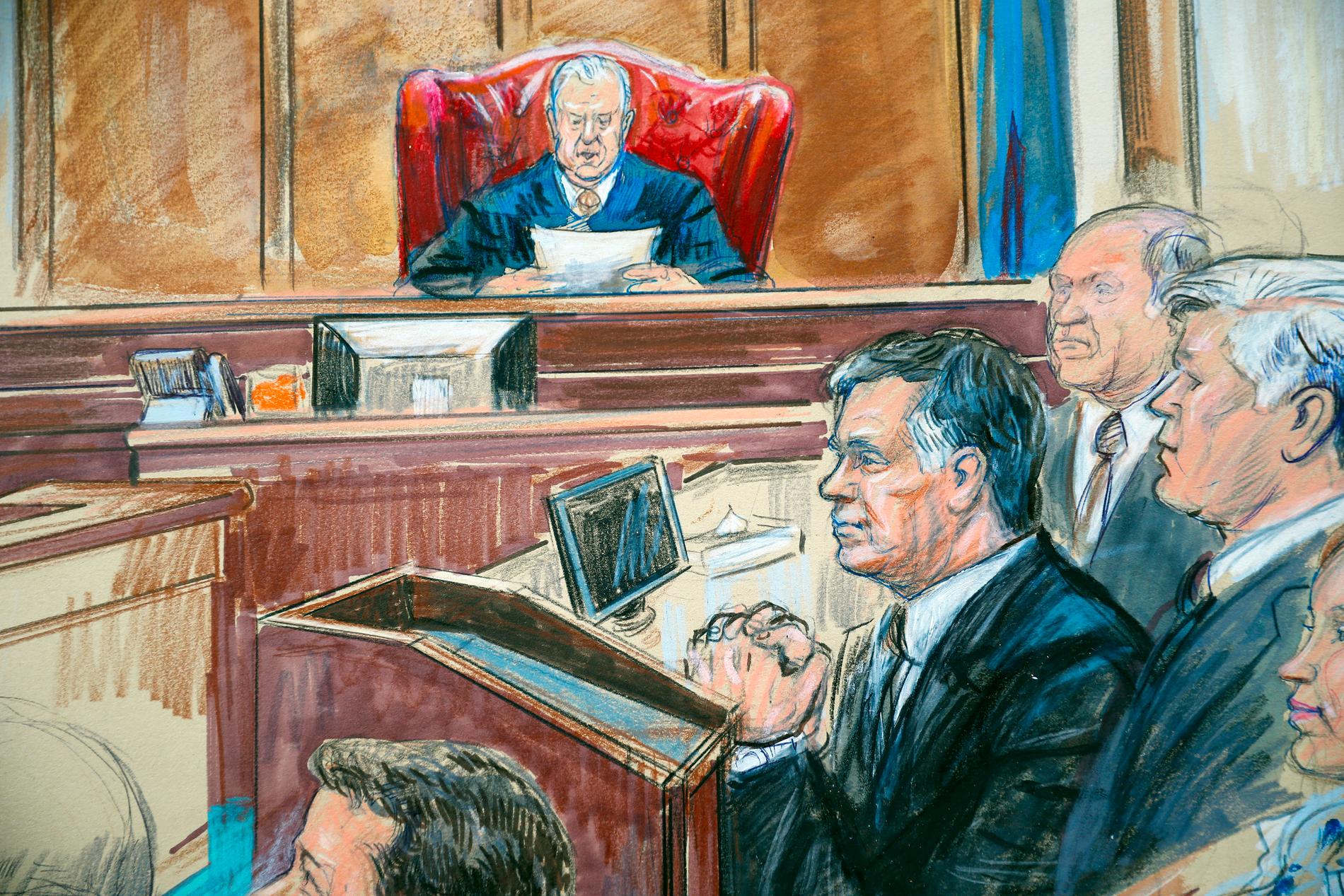 Rättegångsteckning där Paul Manafort ses lyssna till domaren T.S. Ellis vid domstolen i Alexandria, Virginia, under tisdagen.