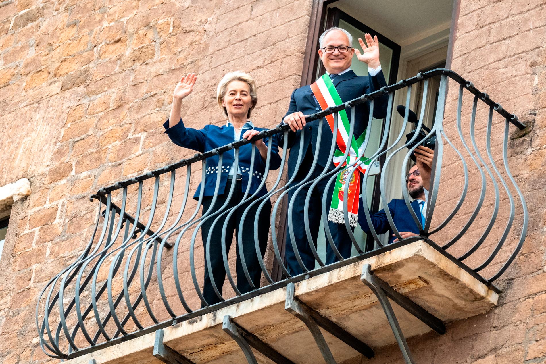 Roms borgmästare (till höger) på gladare humör.