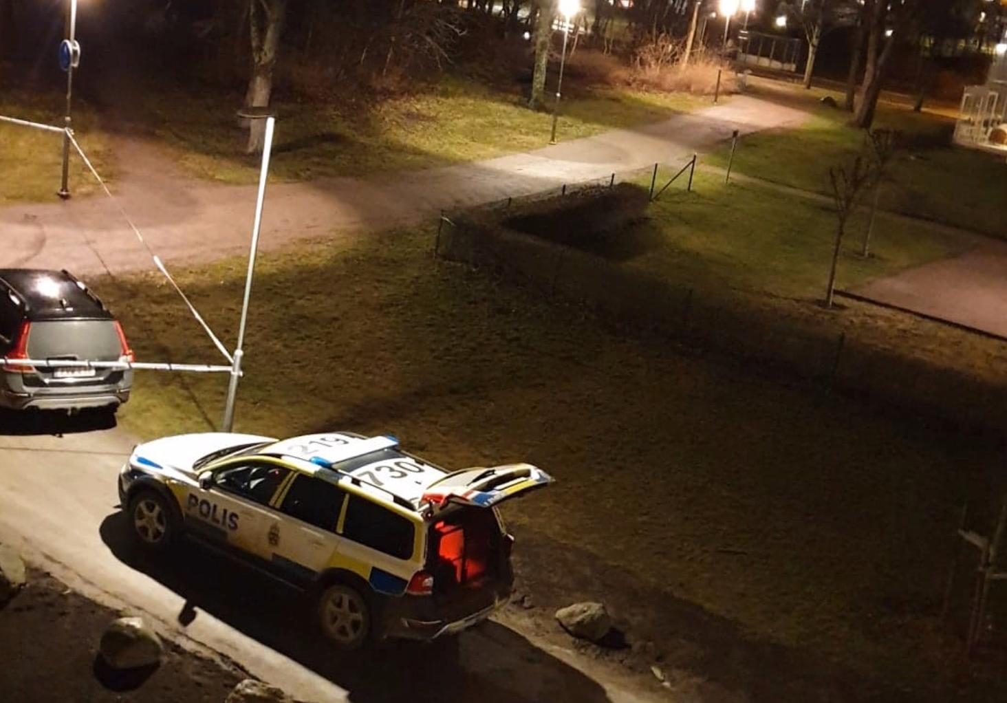 Polisens avspärrningar i parken i Uppsala