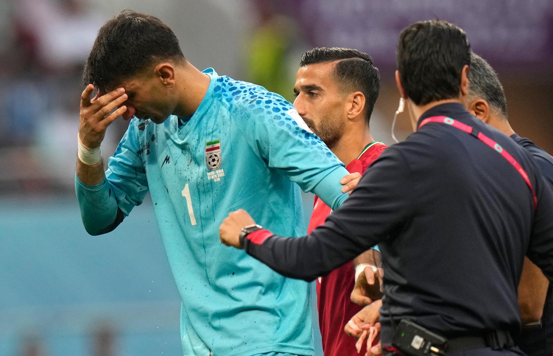 Irans målvakt Alireza Beiranvand byttes ut i VM-premiären mot England efter en misstänkt hjärnskakning.