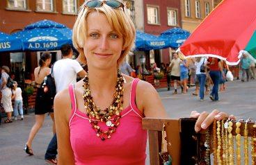 Karolina Rochowicz säljer bärnsten för att kunna åka till Paris.