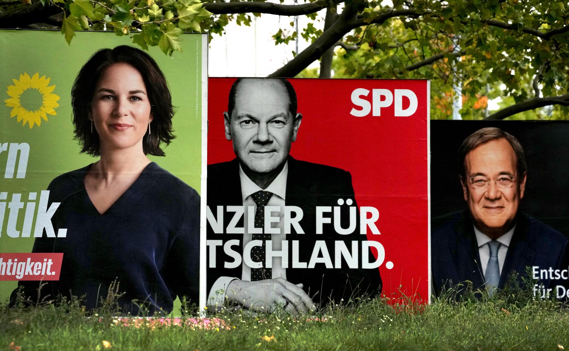 Valaffischer i Berlin för de tre kanslerkandidaterna i helgens tyska val: Annalena Baerbock från De gröna, Olaf Scholz för socialdemokratiska SPD och Armin Laschet från kristdemokratiskt konservativa CDU/CSU.