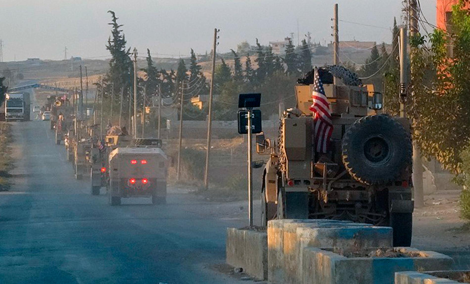 Amerikanska militärfordon färdas på en väg i nordöstra Syrien. Bilden kommer från kurdiska nyhetsbyrån Anha.
