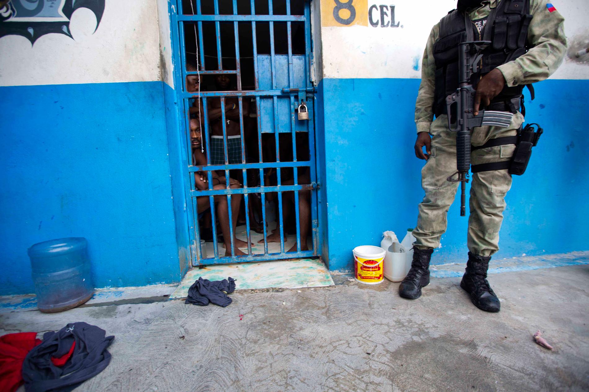 En polisofficer håller vakt utanför en cell i fängelset i kuststaden Arcahaie, Haiti.