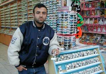 Ümit Karaduman hoppades på ett bra år för sin affär i Alanya. Men Irakkriget har skrämt bort nästan alla kunder.