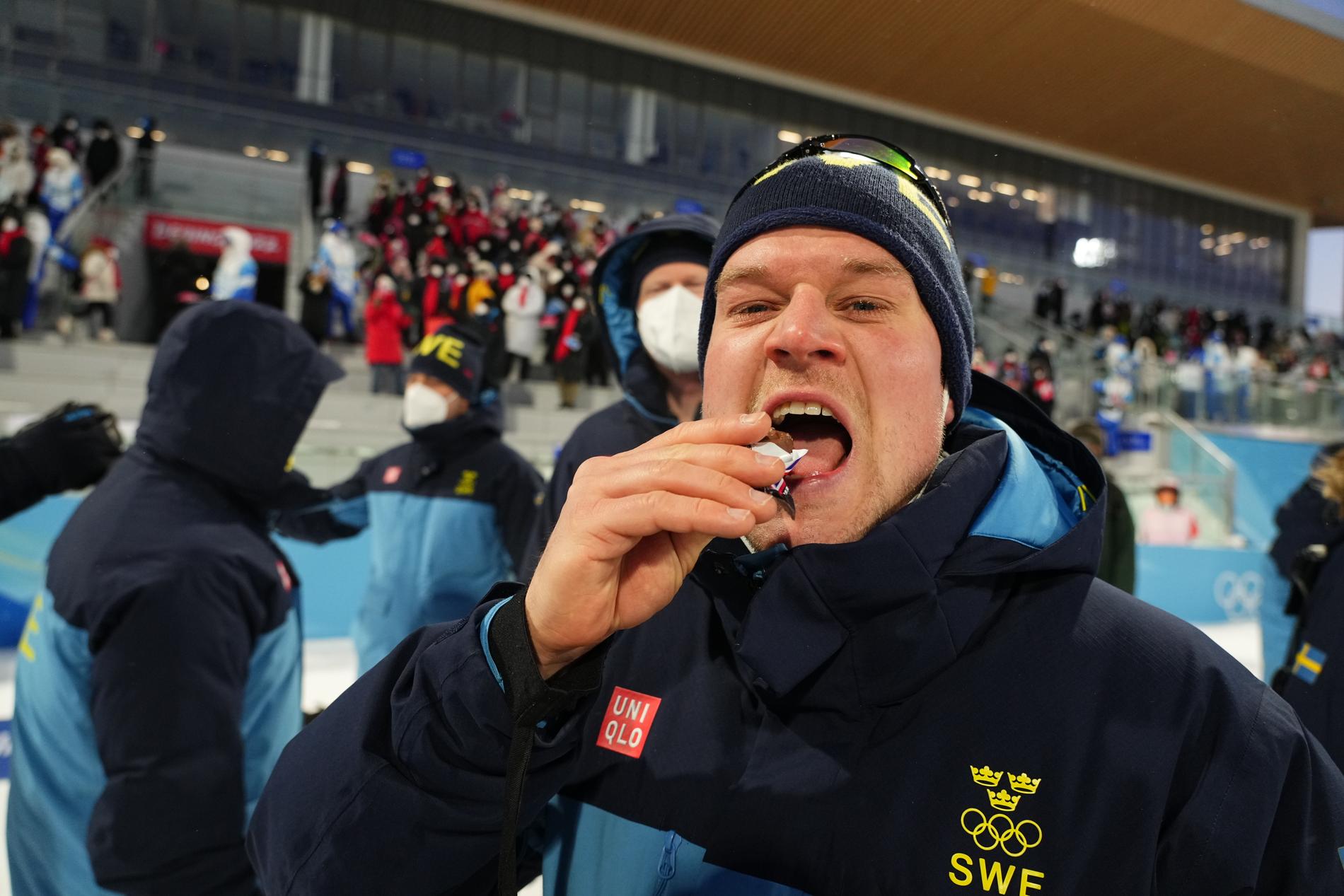 Johannes Lukas firar OS-silvret med en snickers. 