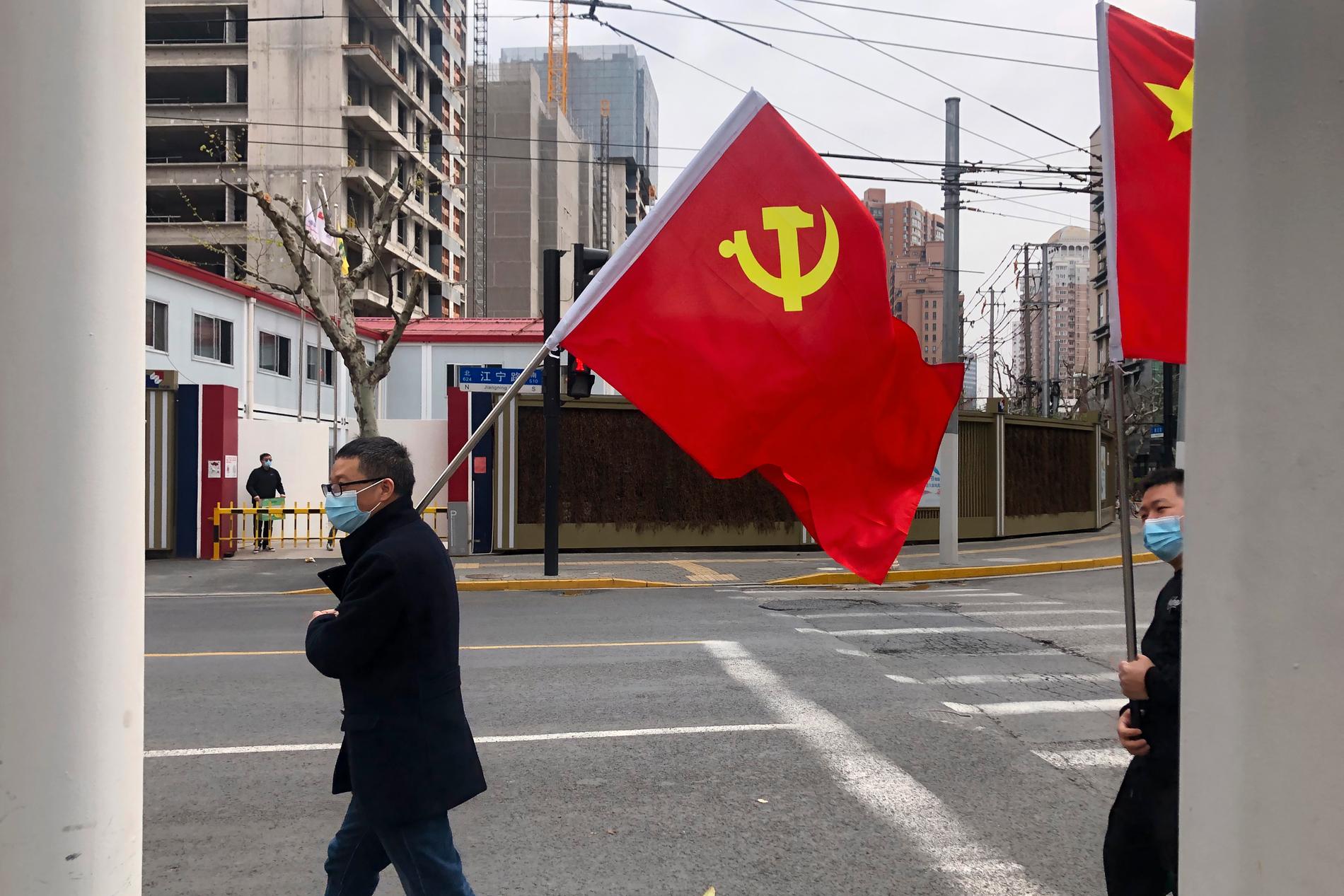 Kommunistflaggan viftades när den första rundan masscovidtester genomfördes i västra Shanghai 1 april.