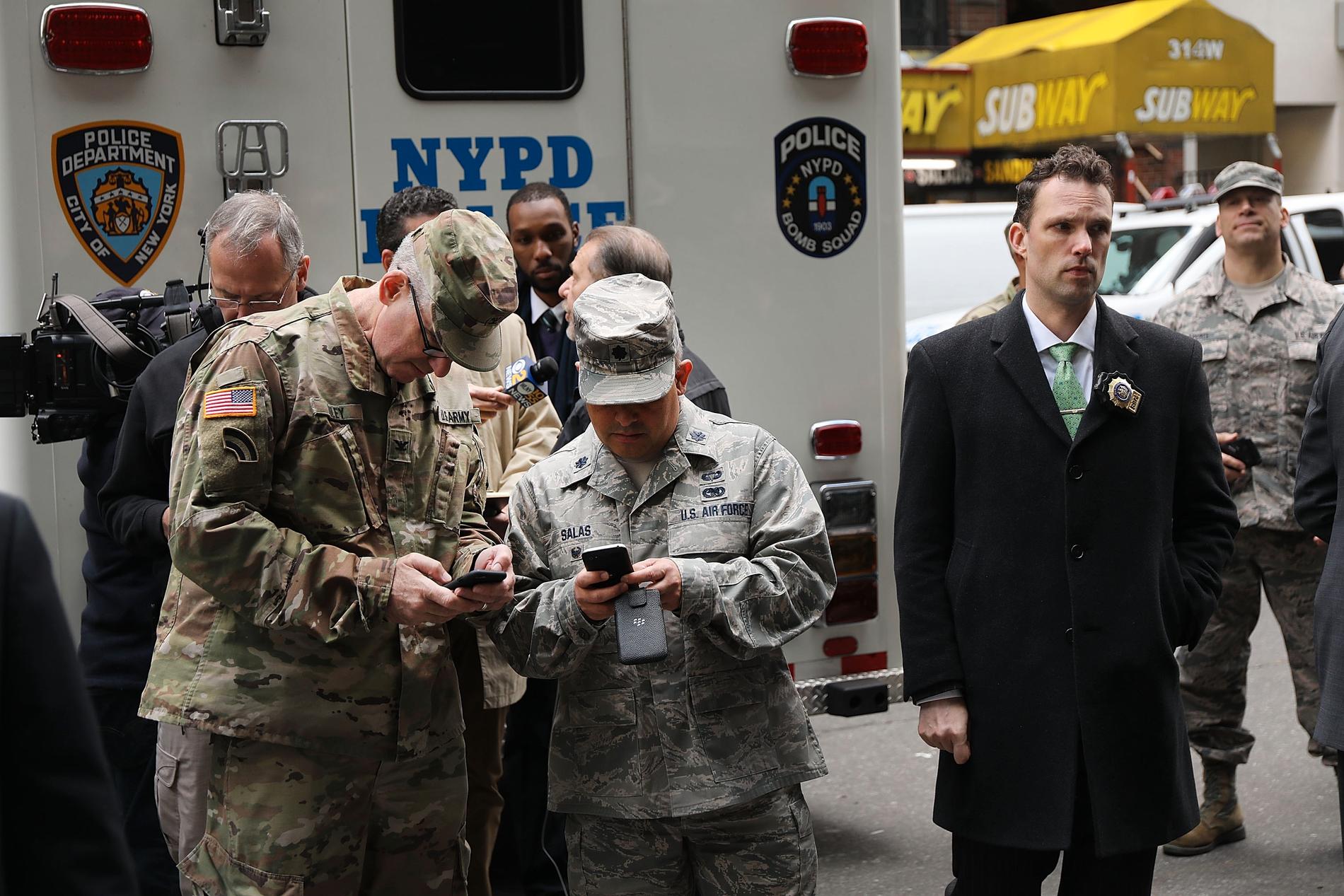 Polis och militär på Manhattan i New York där igår ett paket adresserat till en CNN-chef visade sig innehålla en bomb. 