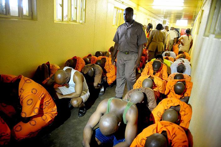 Inifrån fängelset där internerna överaskas av en räd. Foto: Barcroft Media