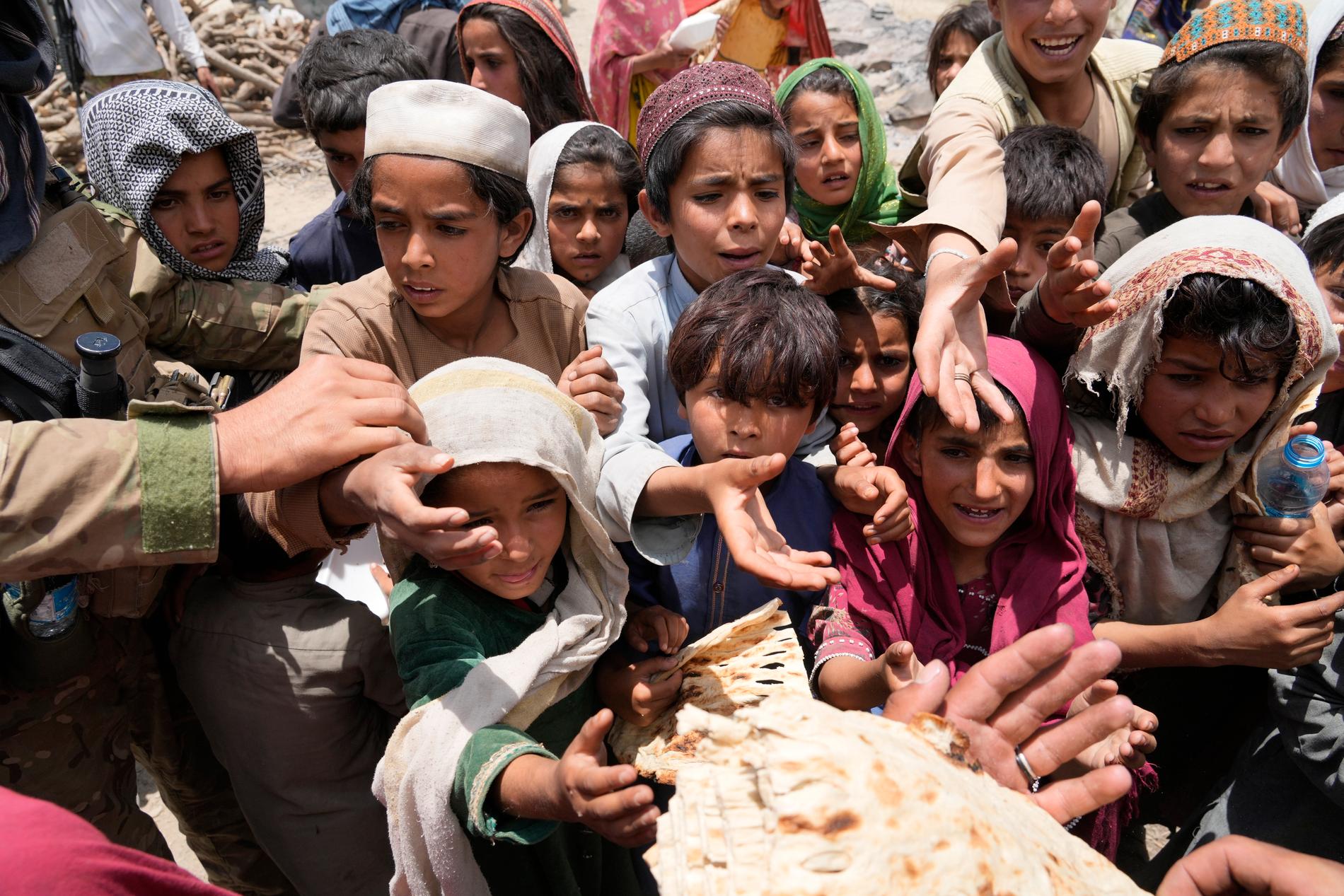 Afghanska barn köar för att få en brödbit efter en jordbävning i provinsen Paktika i juni. Enligt myndigheterna var skalvet det dödligaste som drabbat landet på runt 20 år.