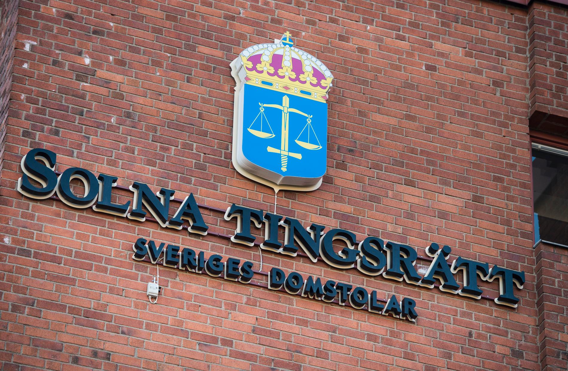 En 20-årig man åtalas för att ha skjutit ihjäl en man i stadsdelen Blackeberg i Stockholm i fjol. Huvudförhandlingen kommer att hållas i Solna tingsrätt. Arkivbild.