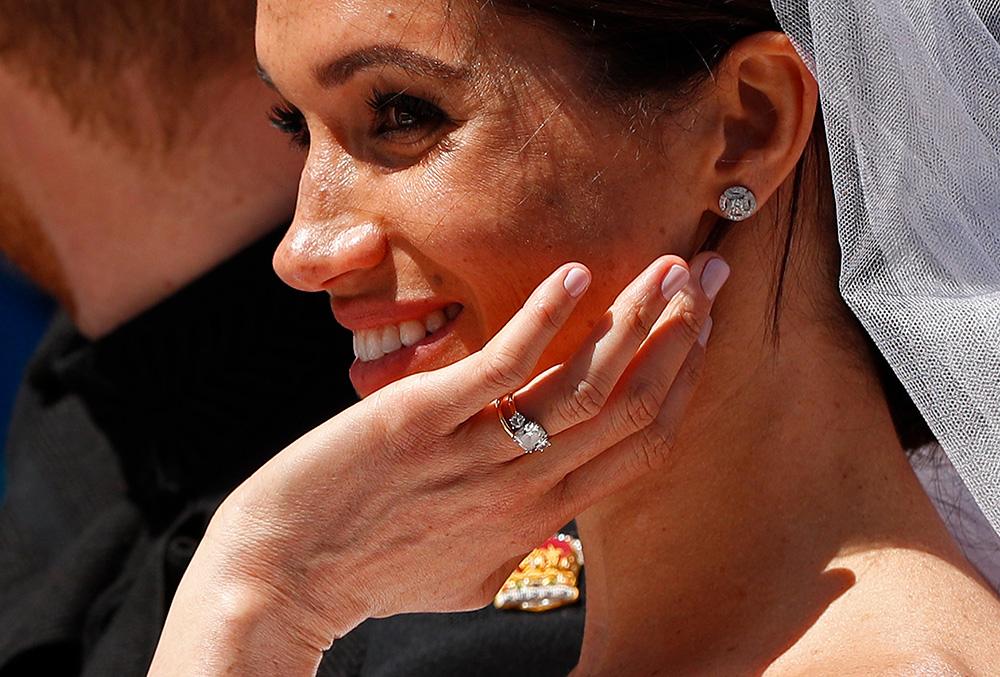 Meghans förlovningsring består av två diamanter som tidigare tillhörde prinsessan Diana samt en stor diamant från Botswana. Till Botswana gick parets första semester tillsammans. 