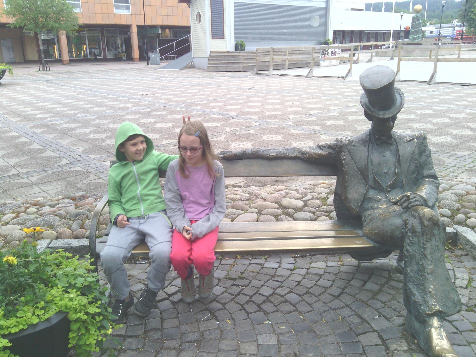 Julia och Alexander med staty i Filipstad innan en besök på kopian jag tog.
