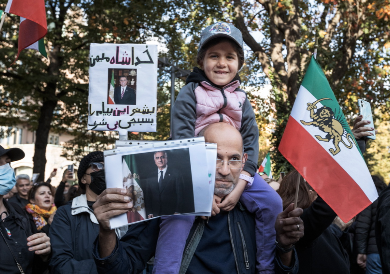 Hossein lämnade Teheran som 14-åring. På lördagen demonstrerade han på Norra bantorget i Stockholm, med sin dotter Laura på axlarna. ”Jag var fem år när shahen lämnade Iran 1979. Jag är här i dag för att min dotter kanske ska kunna få se Iran i ett skick som är demokratiskt. Ett land med mänskliga rättigheter”, sa han till TT.