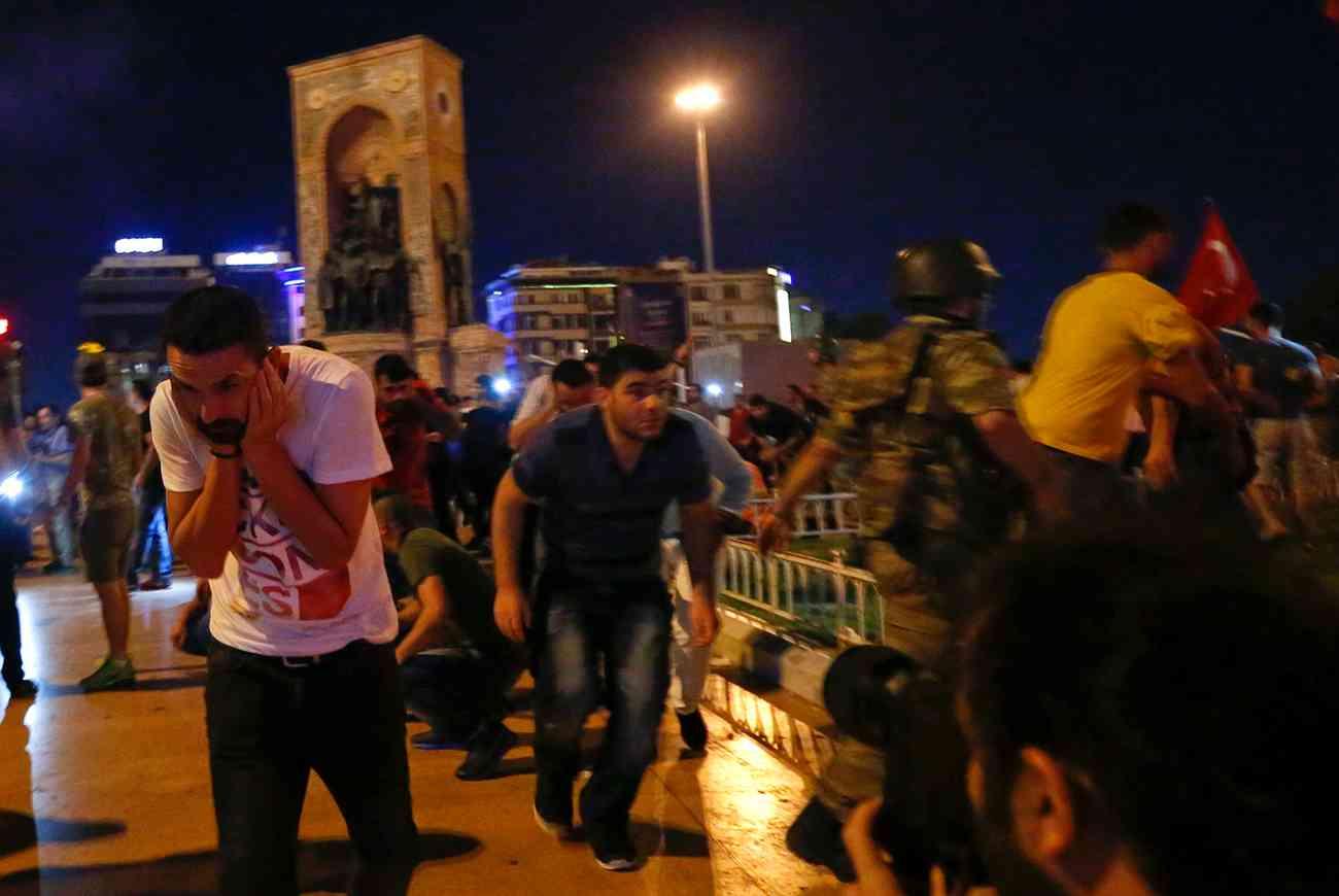 Militär öppnar eld under protesterna i Istanbul – flera människor dödas.