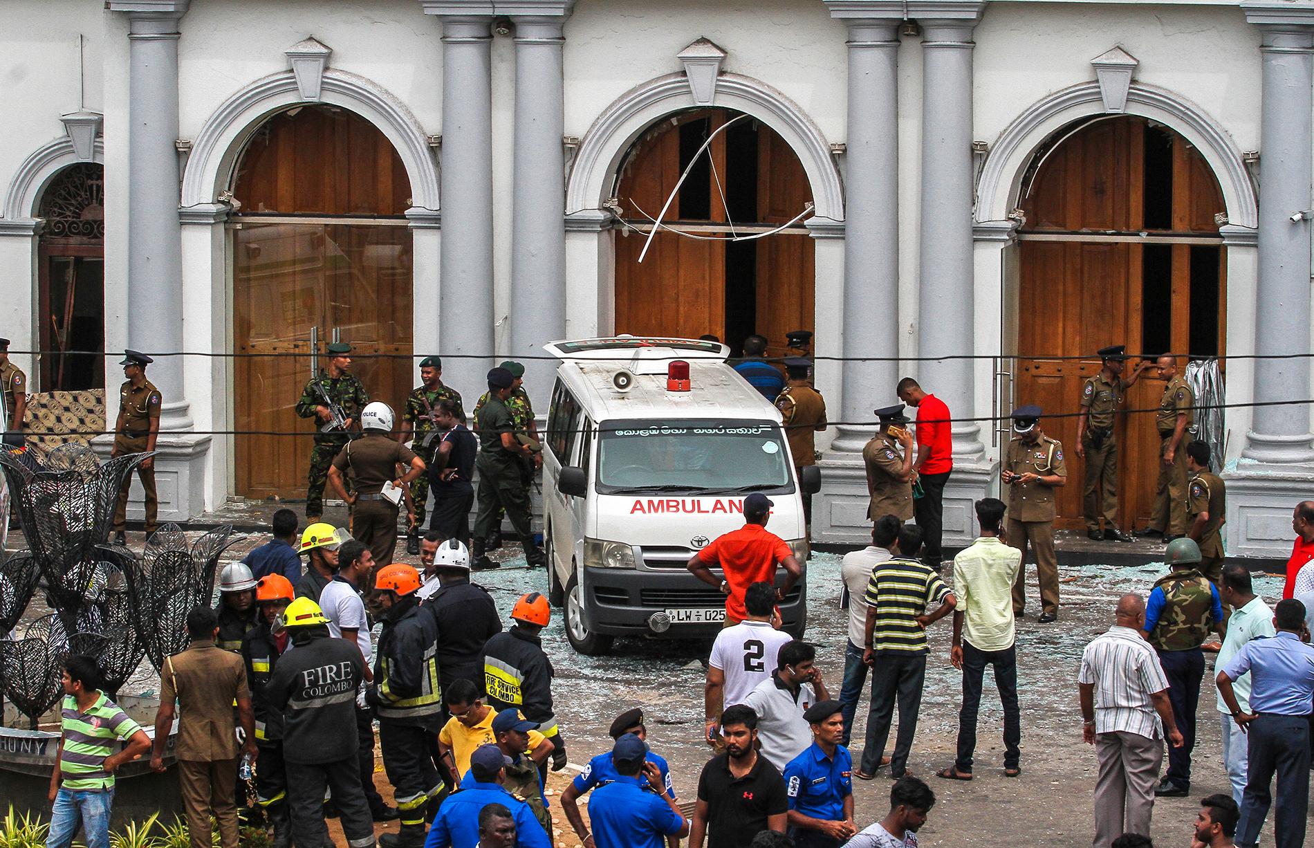 Uppståndelse utanför S:t Anthony-kyrkan i Colombo efter explosionerna på söndagen.