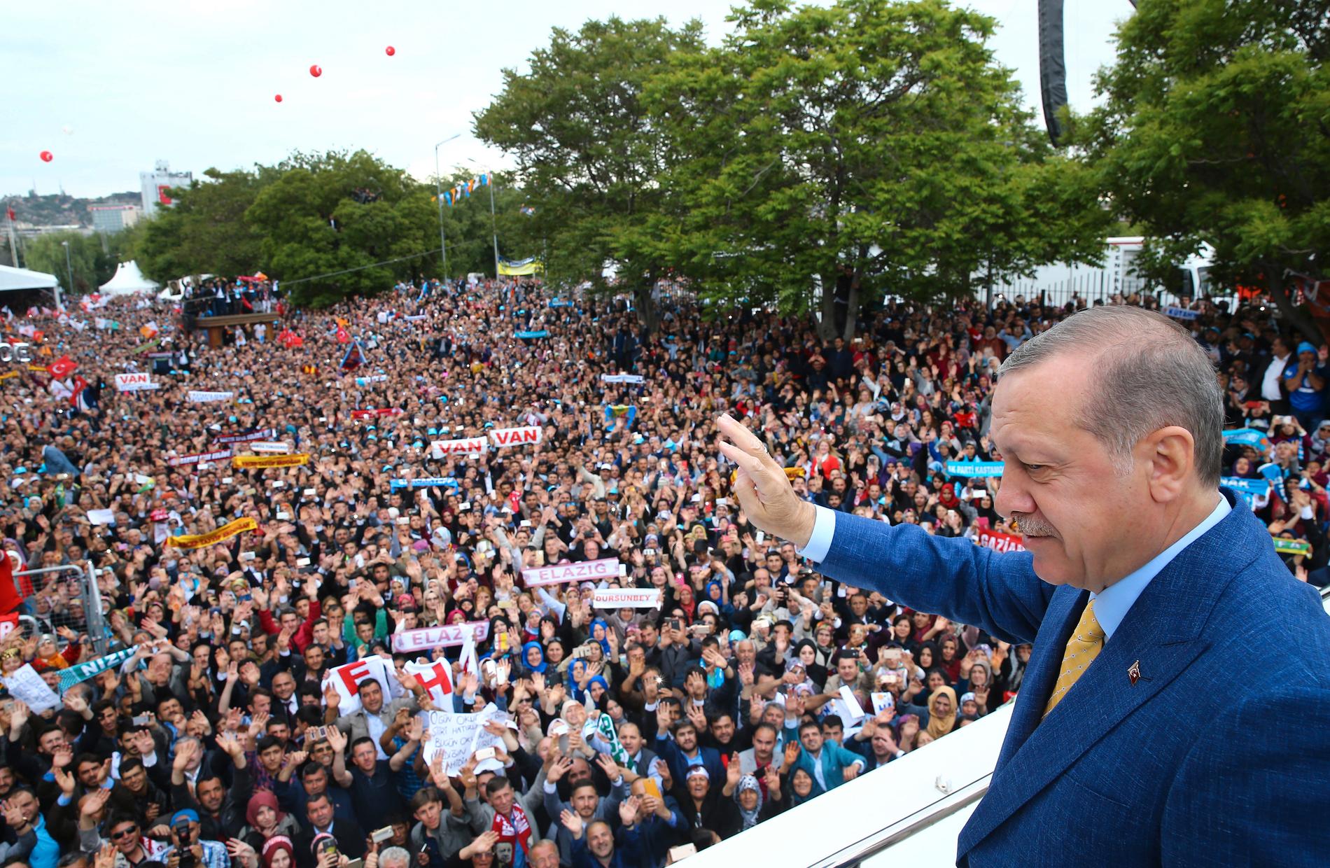 Turkiets president Recep Tayyip Erdogan vinkar till anhängare i Ankara inför den gångna helgens partikongress.