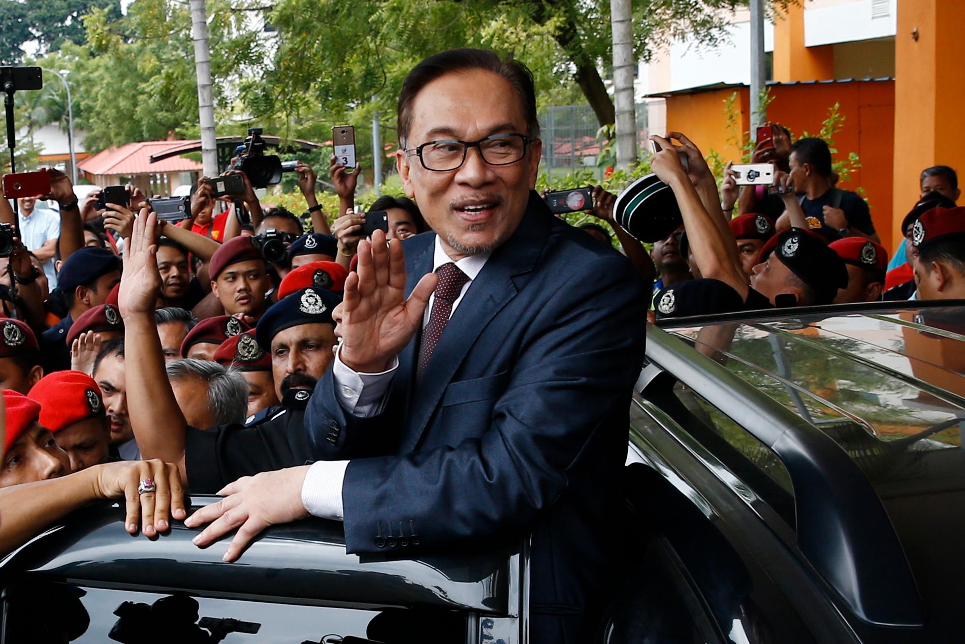 Oppositionspolitikern Anwar Ibrahim lämnar sjukhuset – och fångenskapen – i Kuala Lumpur.