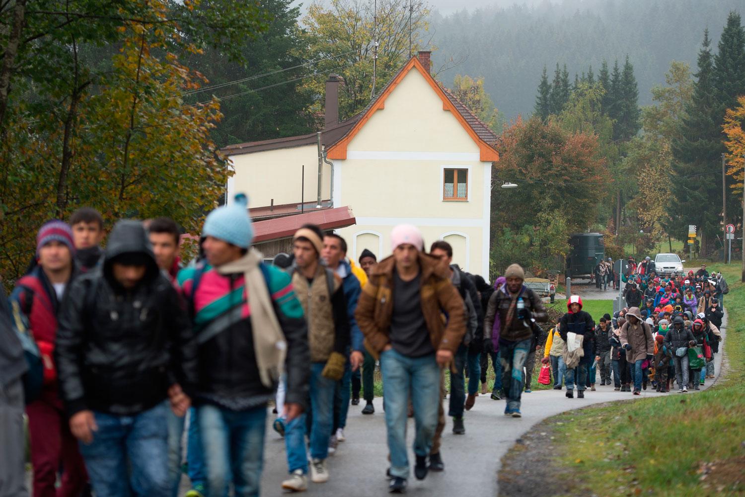 Flyktingar på väg från Österrike till Tyskland.