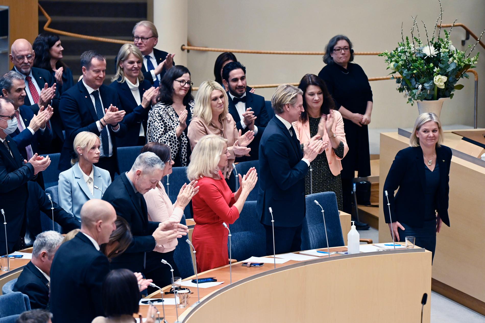 Magdalena Andersson tar emot applåder efter att ha blivit vald till statsminister.