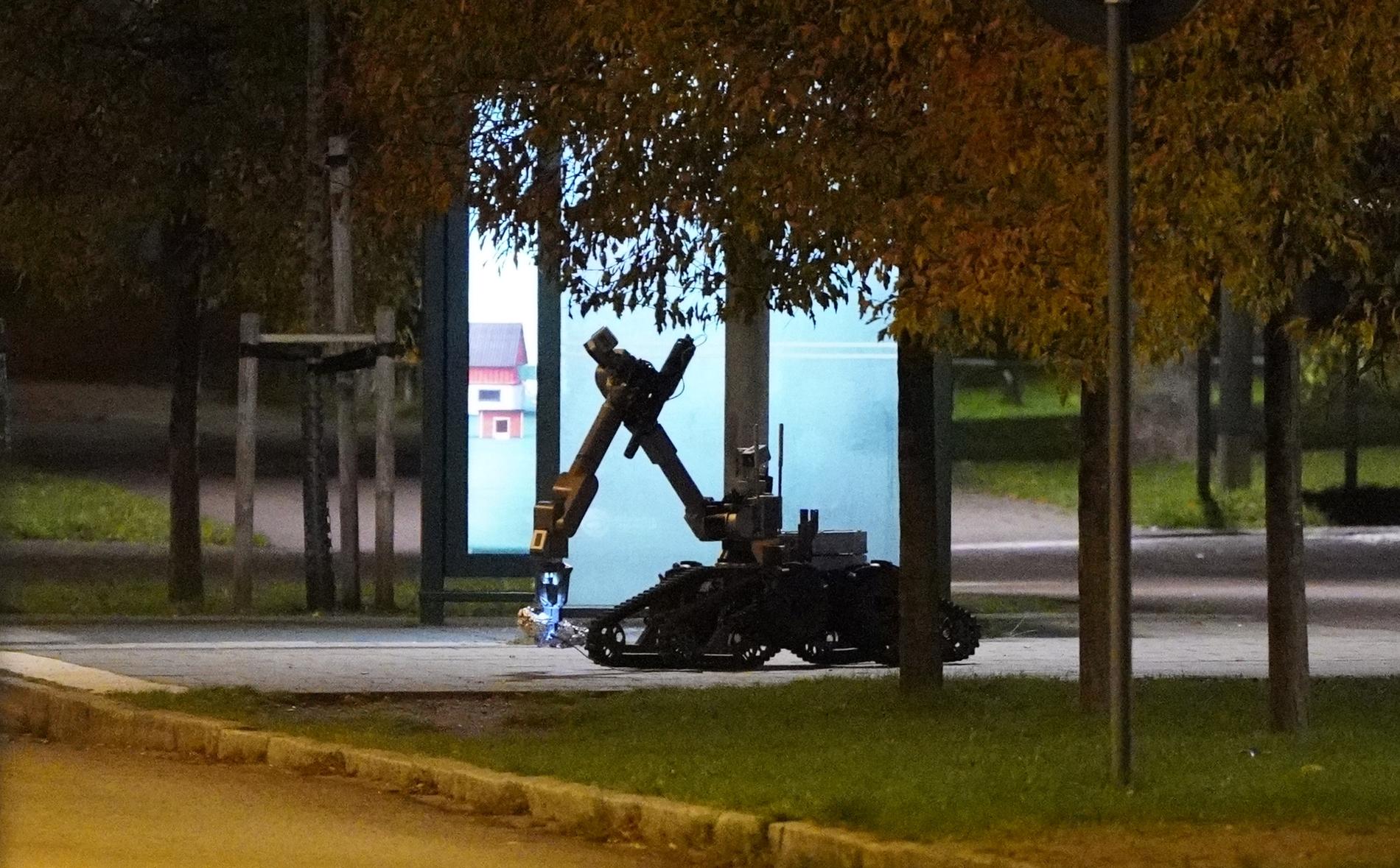 NBS bombrobot kontrollerar föremålet som finns vid en busshållplats.