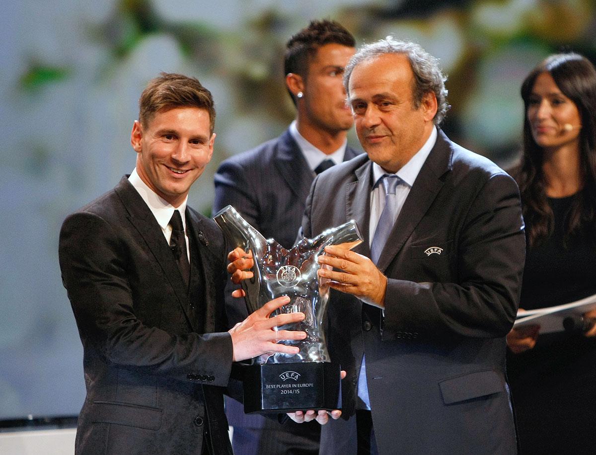 Messi fick priset av Michel Platini.