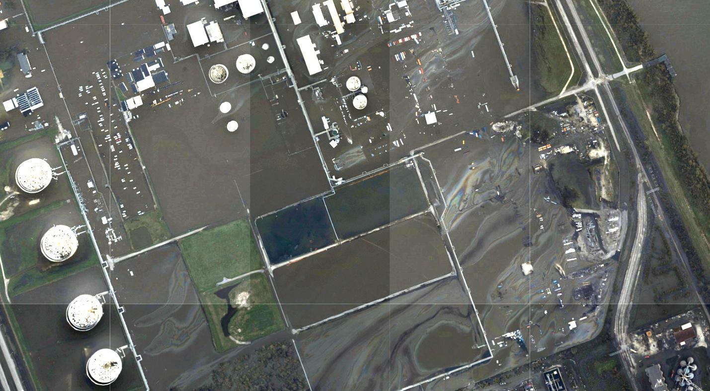 Orkanen Ida ska även ha lett till oljeutsläpp tidigare i veckan från ett raffinaderi på land söder om New Orleans, illustrerat på bilden.