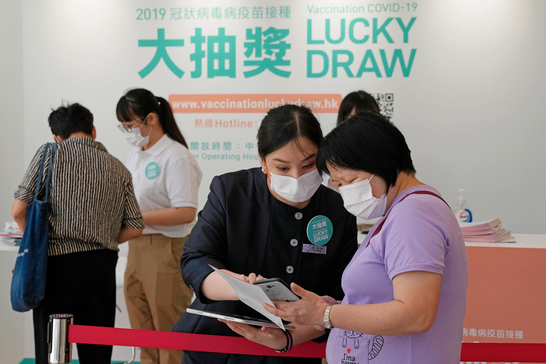 Vaccinerade Hongkong-bor kan registrera sig för att delta i en utlottning. Man kan bland annat vinna en Tesla. 