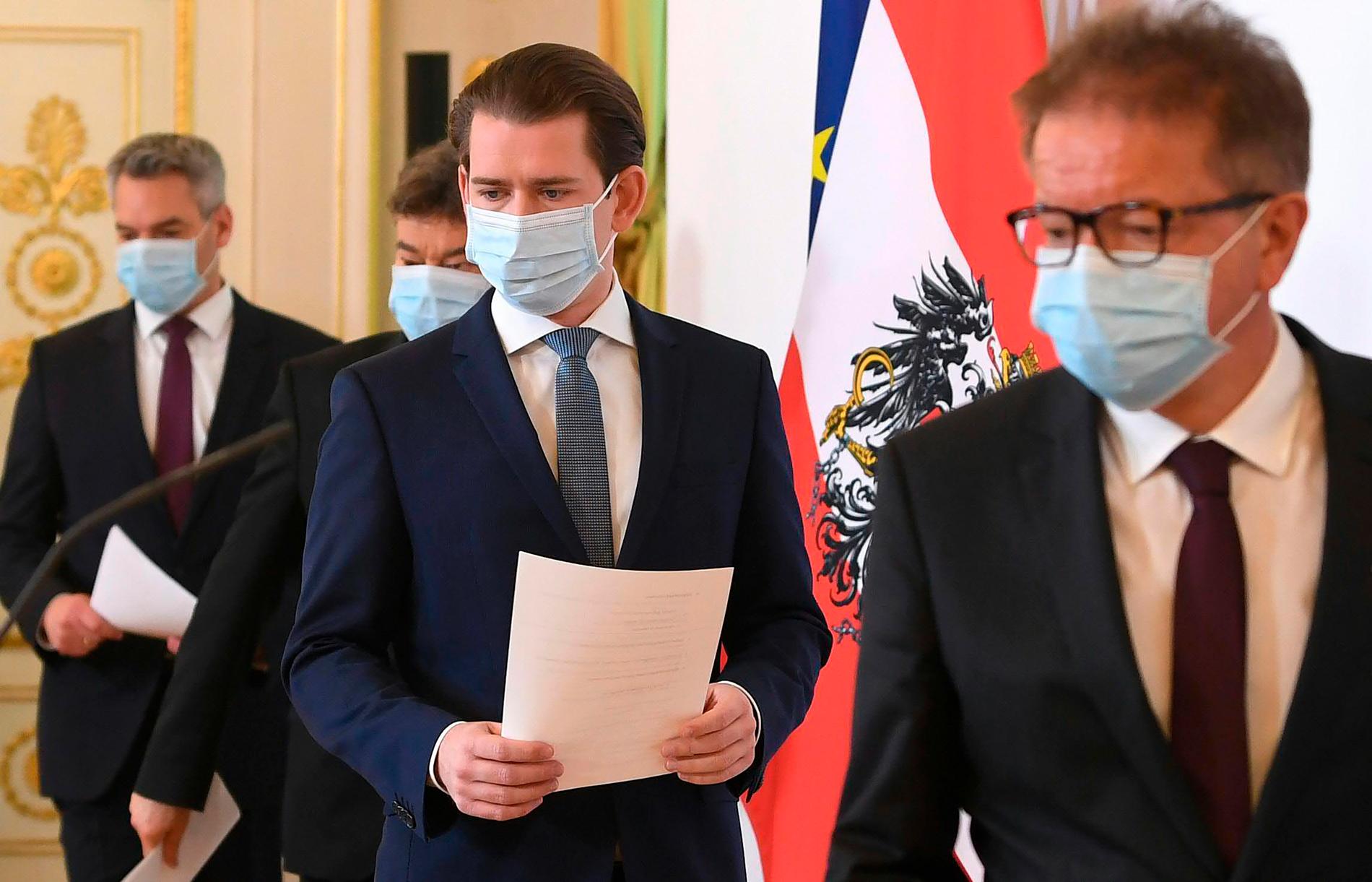 Österrikes hälsominister Rudolf Anschober, längst till höger i bild bredvid förbundskansler Sebastian Kurz, aviserar omfattande testning på landets äldreboenden. Arkivbild.