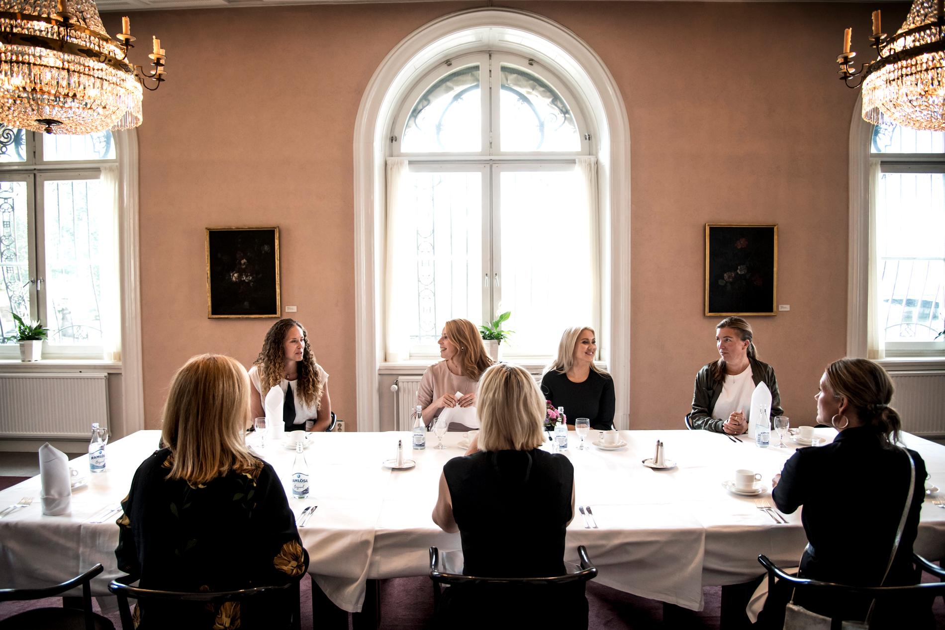 Här börjar Annie Lööfs privata nätverkslunch tillsammans med speciellt inbjudna kvinnliga företagsledare, bland andra Isabella Löwengrip. 