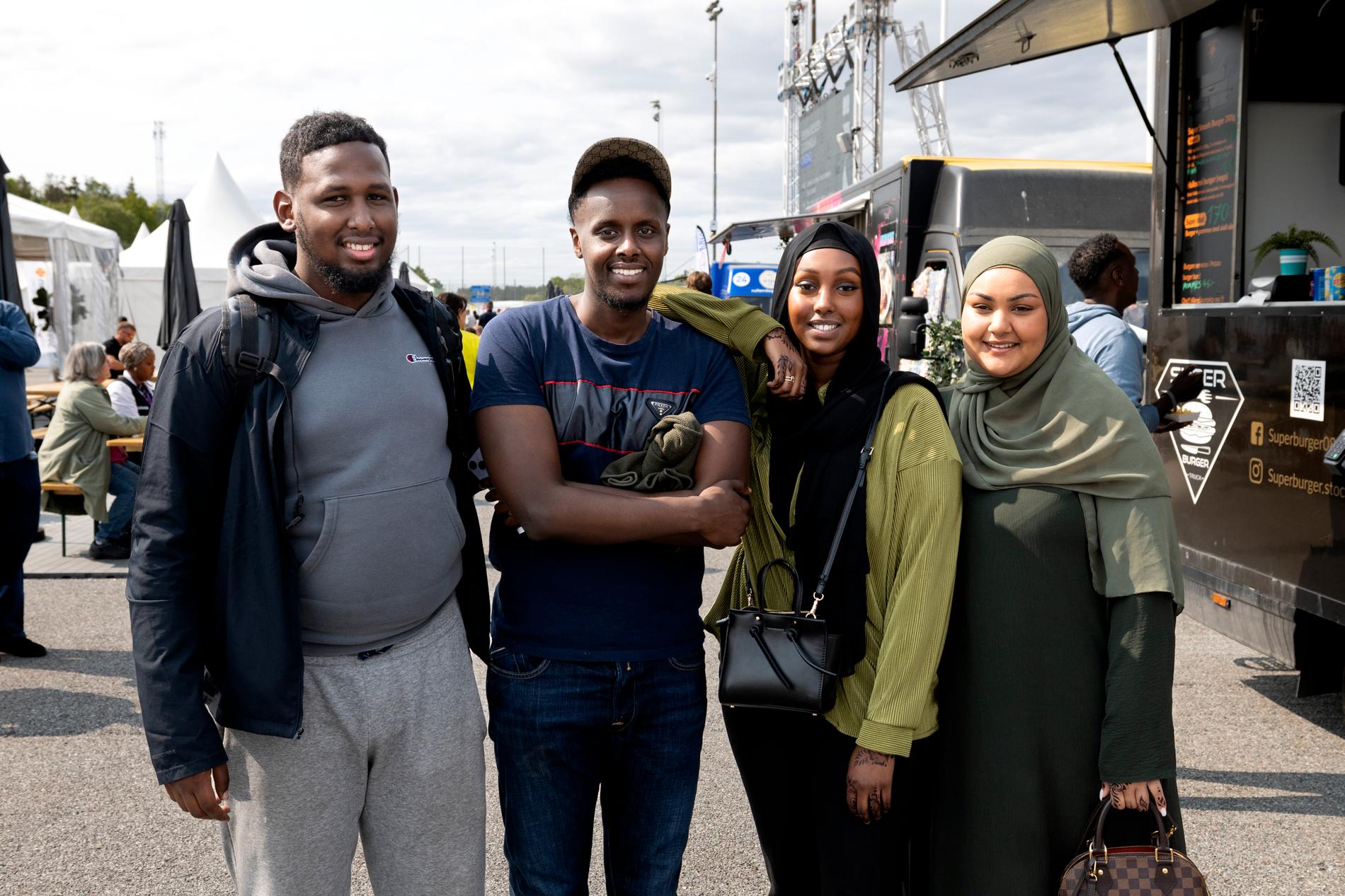 De olika ungdomsföreningarna samarbetar med varandra i Järvaområdet. På bild syns Suhayb Ahmed, 23, från BK Bussenhus, Mohamed Gure, 24, från Atletico Rinkeby samt Someya och Amina från Tenstaflickorna. 