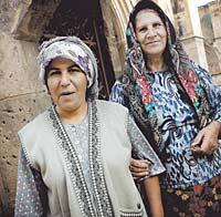 Två kvinnor intill saluhallen i turkiska delen av Nicosia på Norra Cypern.