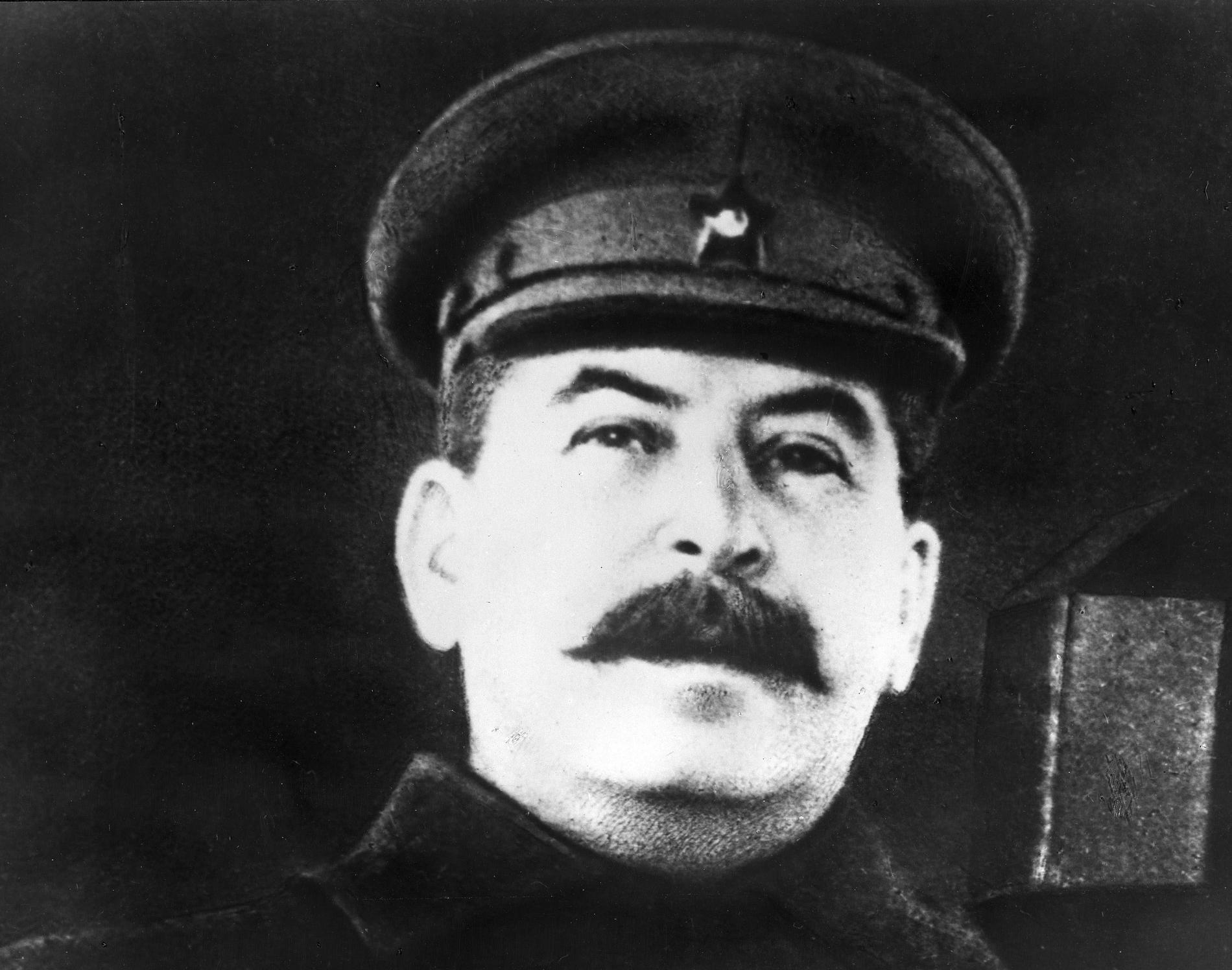 Odaterad arkivbild på Josef Stalin, diktator, när han talar i mikrofon under andra världskriget, eller som det hette i Sovjetunionen: Stora Fosterländska Kriget.