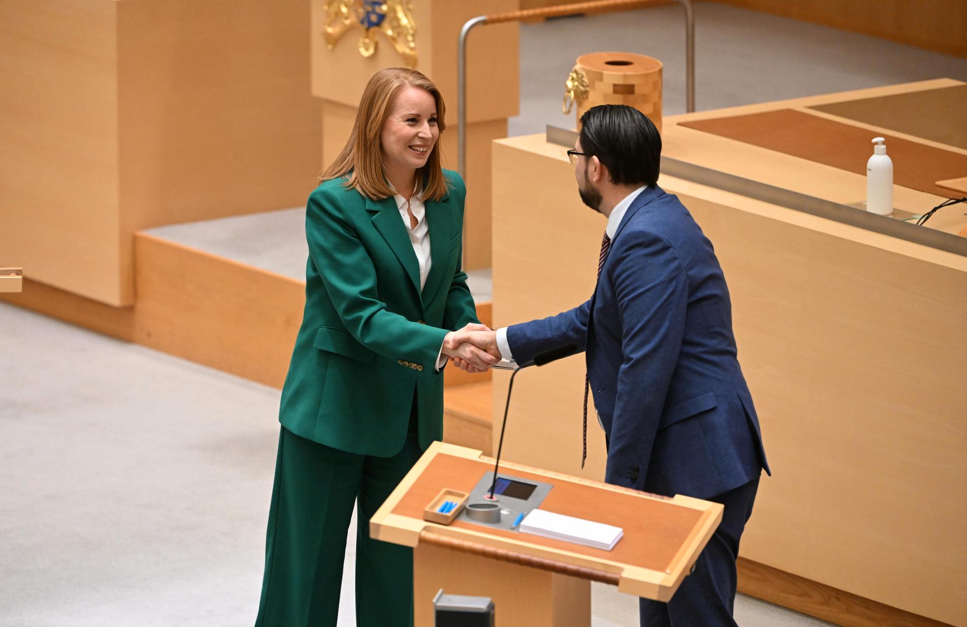 Annie Lööf tackas av i Riksdagen
