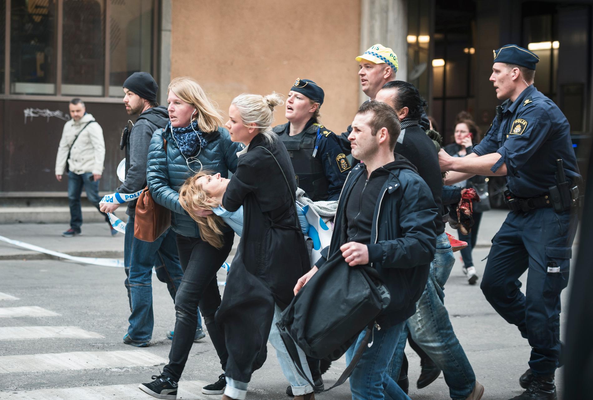 Iryna bärs mot ambulansen. På bilden som Aftonbladets fotograf Anna Tärnhuvud tog på händelseförloppet, tittar Iryna upp mot himlen.               – Jag såg mitt ben och tänkte att jag kommer dö, mitt liv är över. 