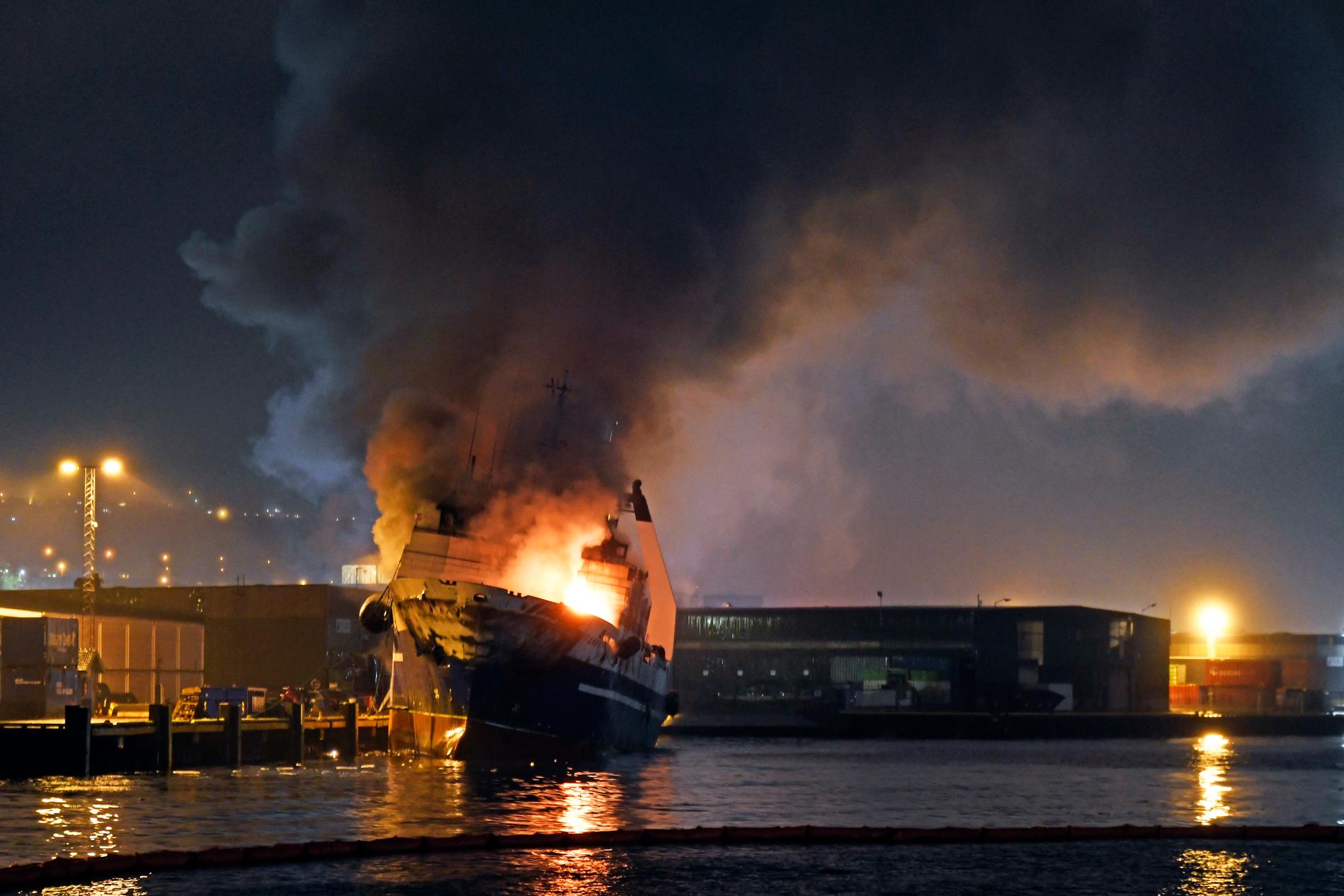 Det brinner kraftigt på den ryska trålaren i Breivika i Tromsø.