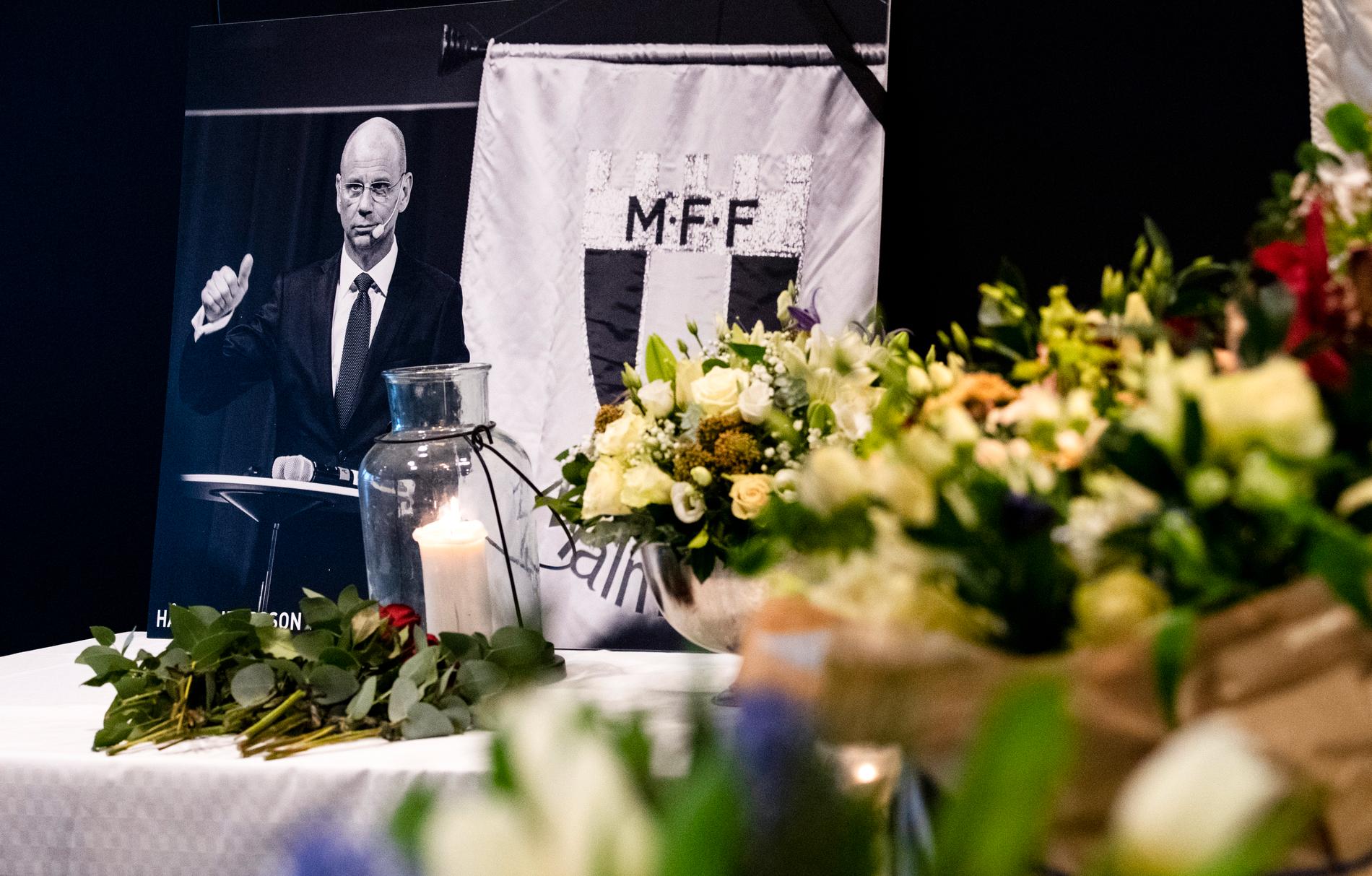 Kondoleansbok, blommor och ljus på MFF-museet, 8/12 2018.