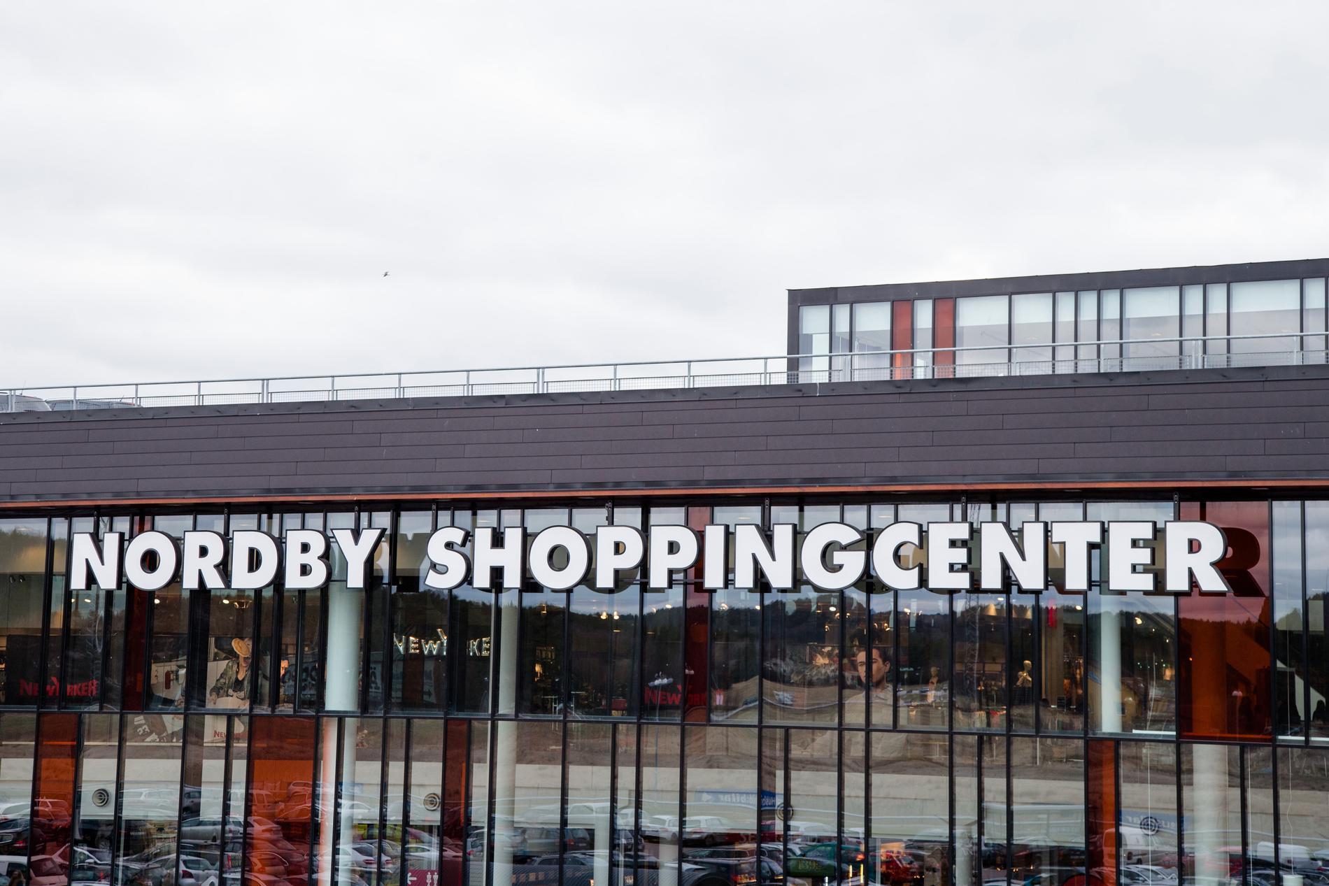 På Nordby Shoppingcenter går alla och väntar på den norska regeringens besked, som ska komma på fredag, om gränsen till Sverige ska öppnas eller inte. Arkivbild