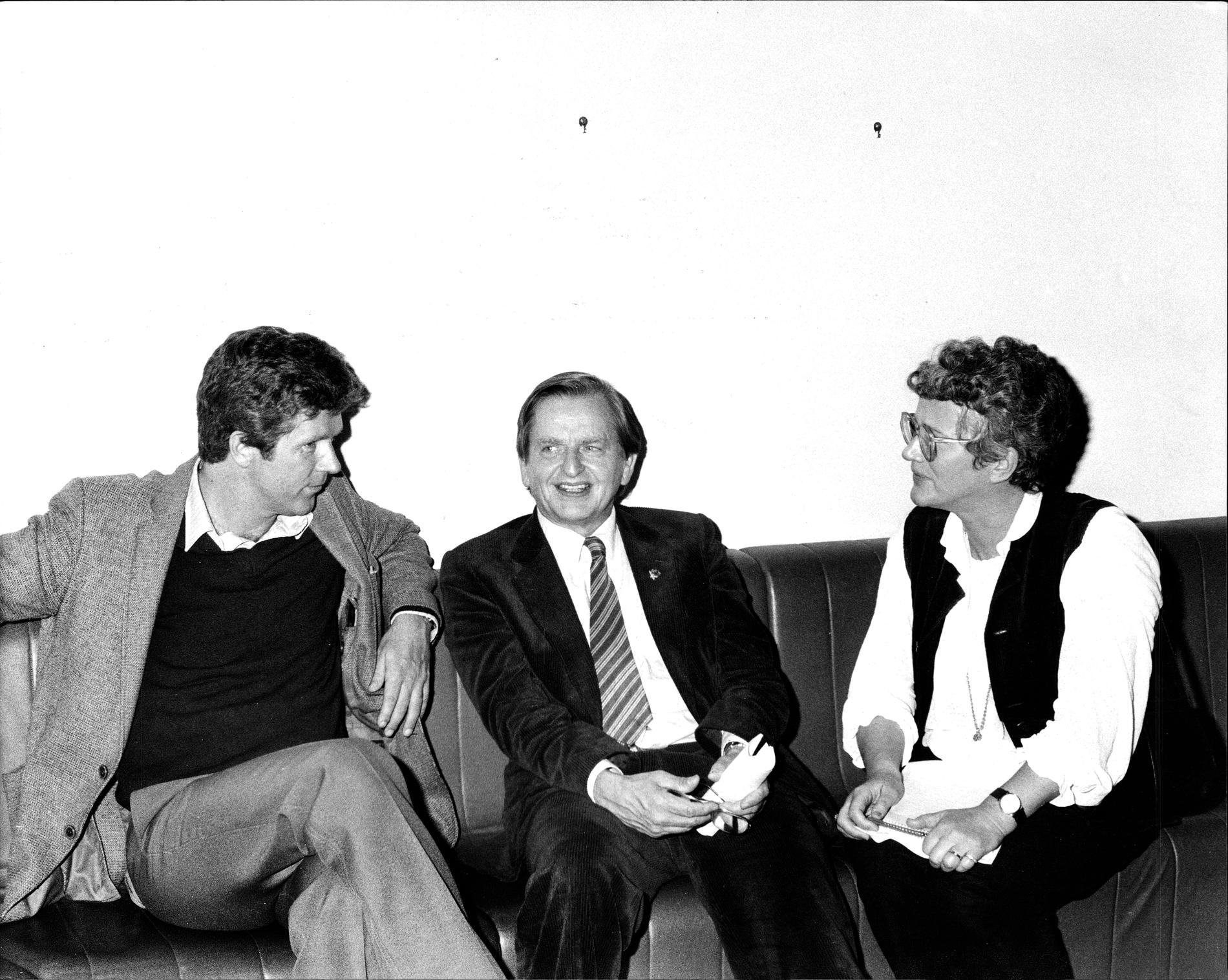 Magdalena Ribbing intervjuar Kjell Larsson (S), statssekreterare och Olof Palme (S), statsminister, 1982. 