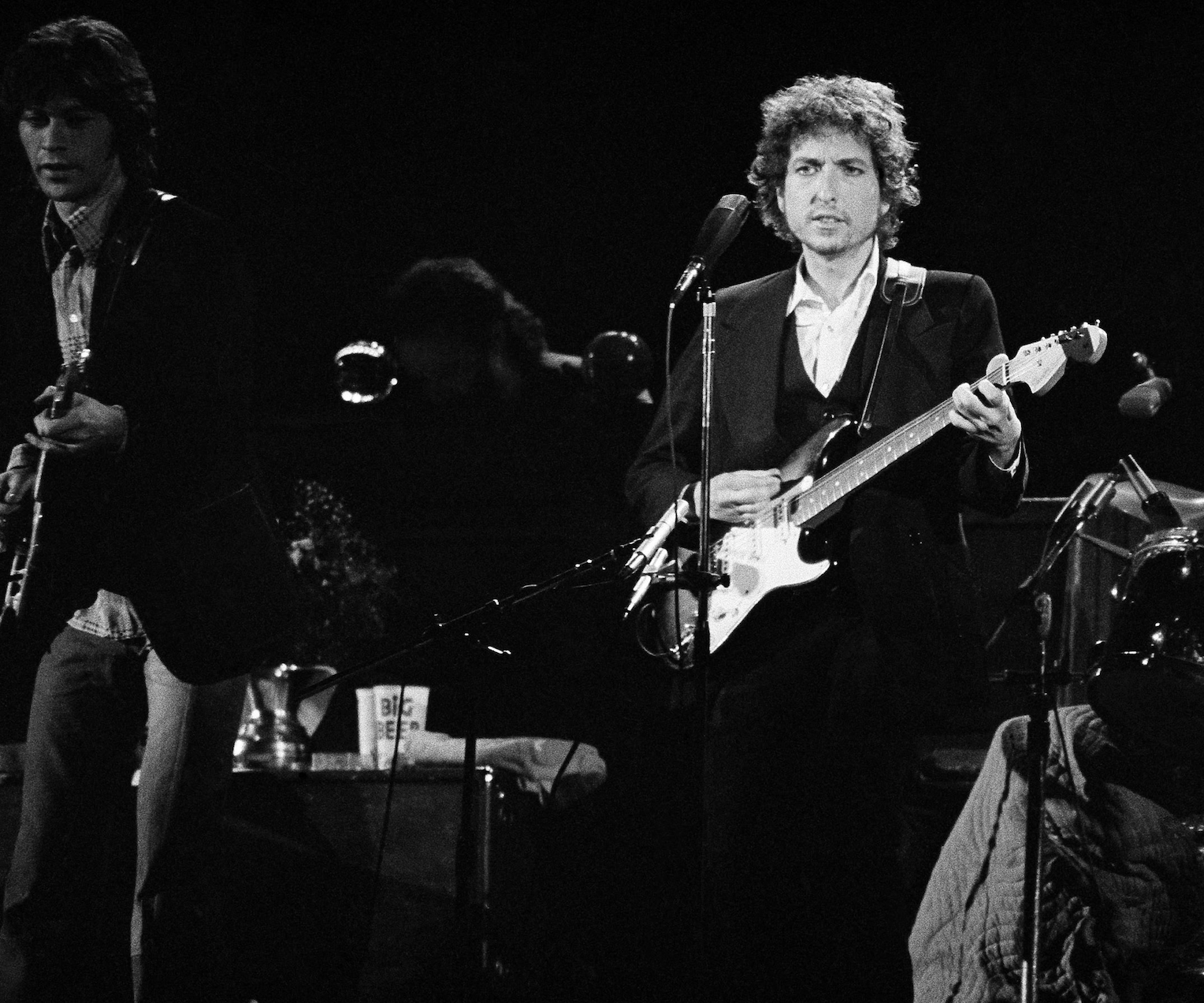 Bob Dylan uppträder med The Band under ”Blood on the tracks”-eran. Till vänster skymtar Robbie Robertson. 