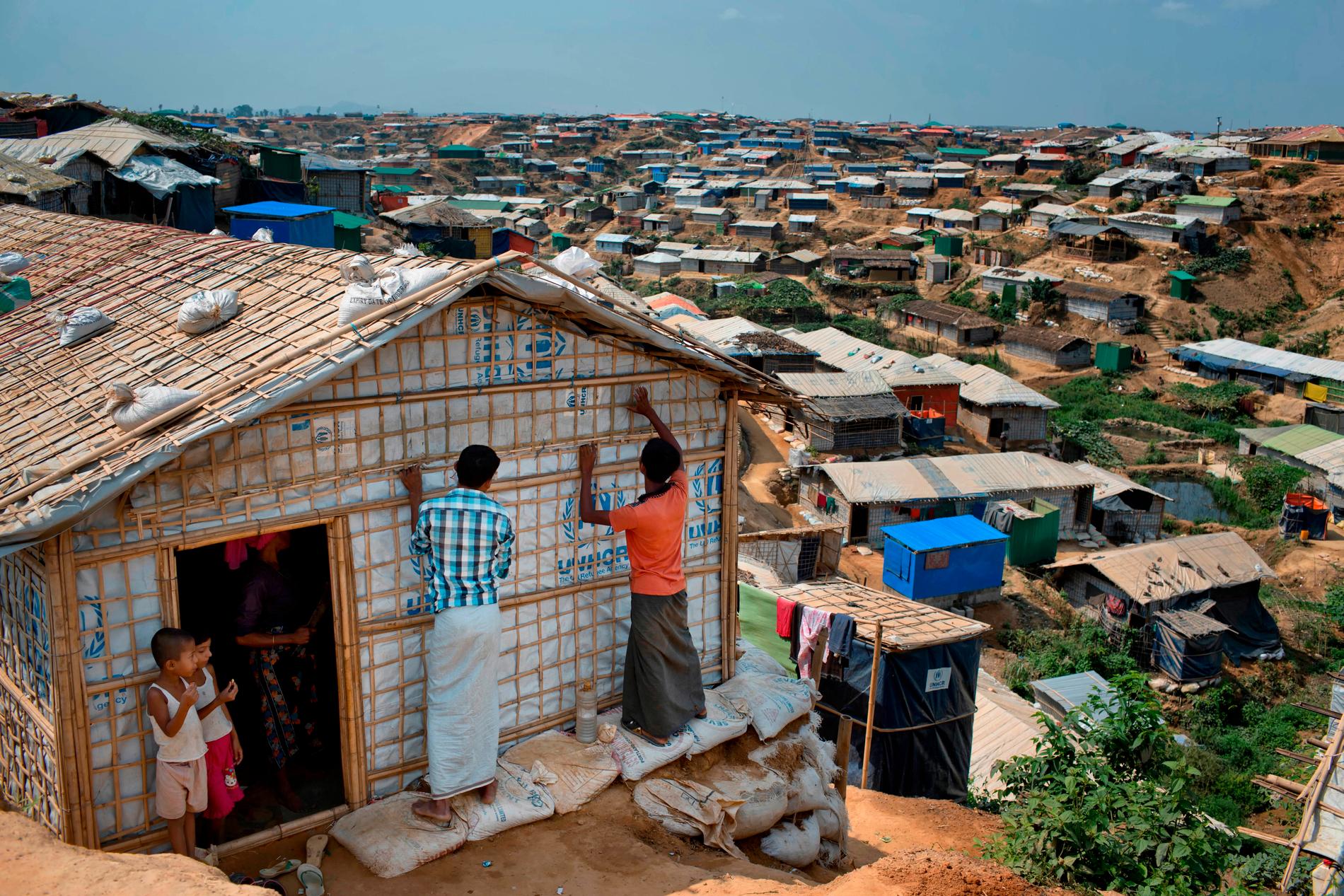 Rohingya-flyktingar bygger om sin bostad i flyktinglägret Kutupalong i Bangladesh inför monsunsäsongen. Arkivbild.