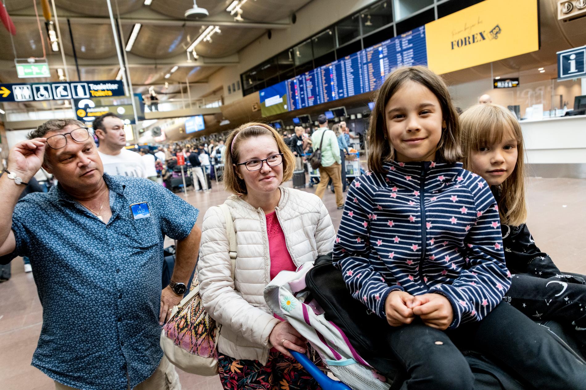 Alina Holmström med döttrarna Alexia och Louise och maken Tord som på grund av trängseln råkade ställa sig i fel kö för att lämna av bagaget.